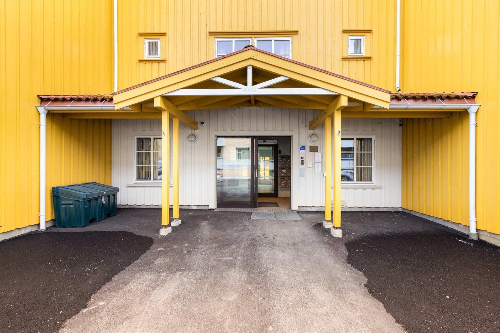 Nærhet også til Lietorvet med dagligvareforretning, diverse butikker, apotek og kafé. Gode bussforbindelser og kort vei til Skien togstasjon. Galleribilde