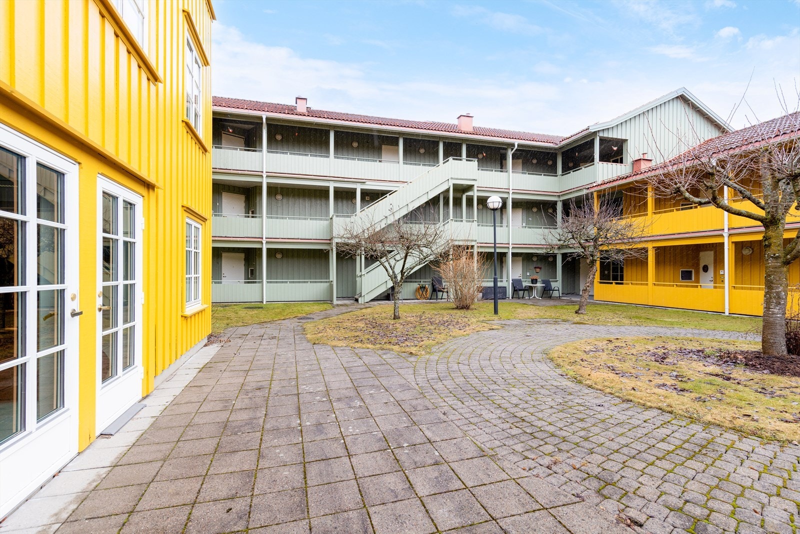 Atriet benyttes som et hyggelig samlingspunkt for beboerne. Borettslaget har også et lite hobbyrom i 2. etasje til felles bruk. Galleribilde
