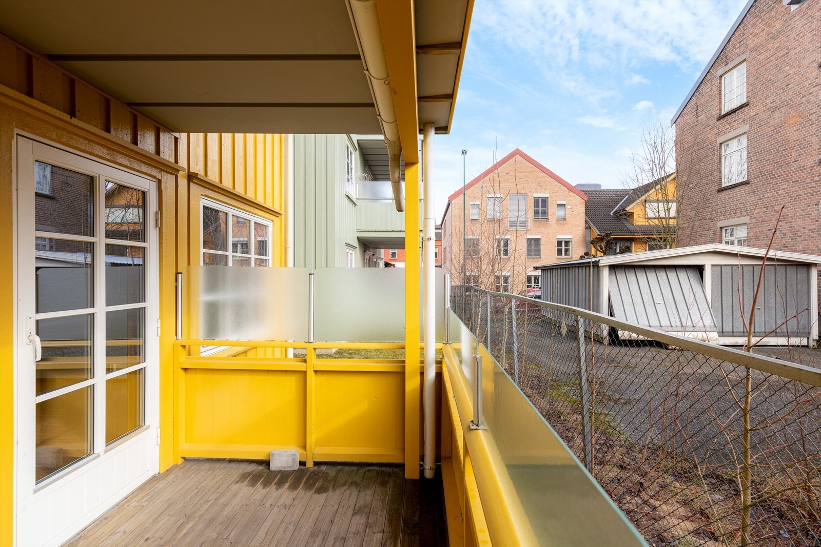 Fra stuen er det utgang til en romslig, overbygget balkong mot syd. Balkongen ligger usjenert til, med fin plass til utemøblement. Galleribilde