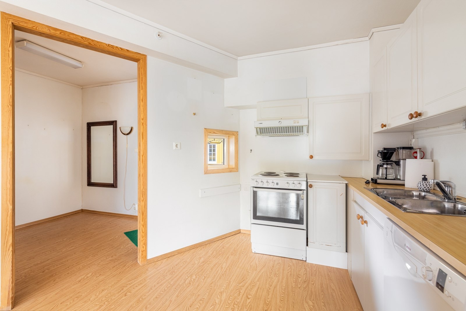 Kjøkkenet har oppvaskkum i rustfritt stål og opplegg for oppvaskmaskin. Det er avsatt plass til frittstående hvitevarer. Galleribilde
