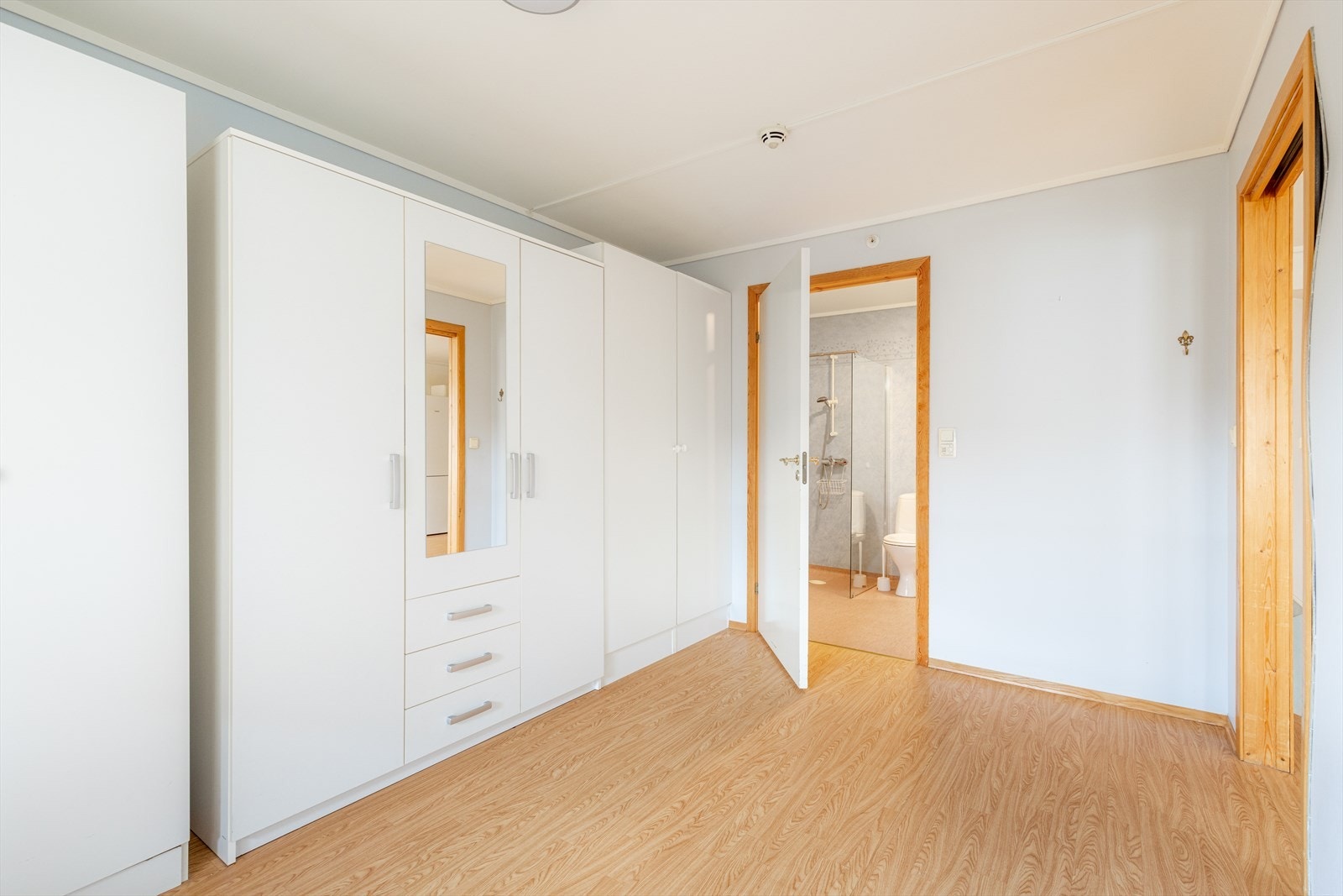 Soverommet har for øvrig flere garderobeskap for klesoppbevaring og praktisk tilliggende bad med standard hovedsakelig fra byggeår. Galleribilde