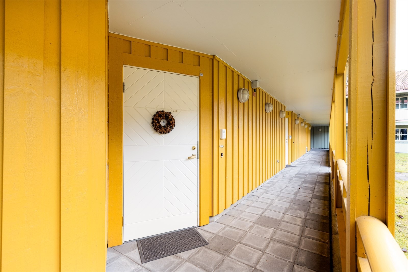 Leiligheten har enkel adkomst direkte fra bakkeplan. Hyggelig inngangsparti i felles svalgang med betongheller. Galleribilde