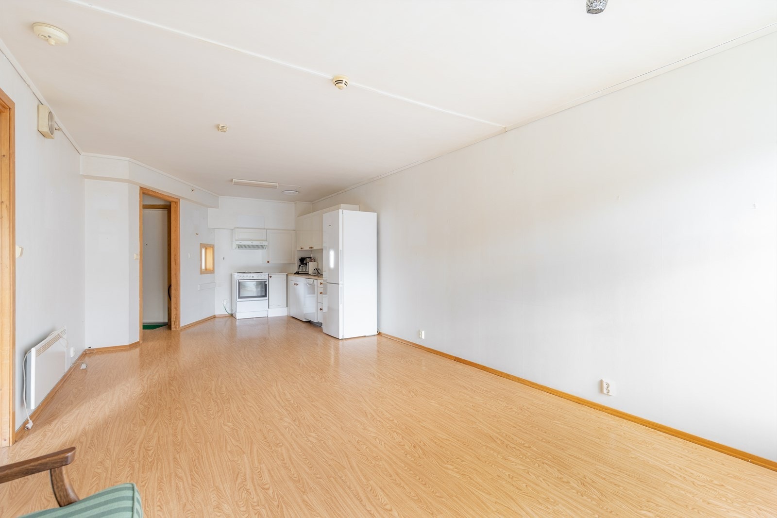 Romløsningen skaper fine soner for møblering, med god plass til både sofagruppe og spisestue. Kabel tv og internett er inkl. i felleskostnadene. Galleribilde
