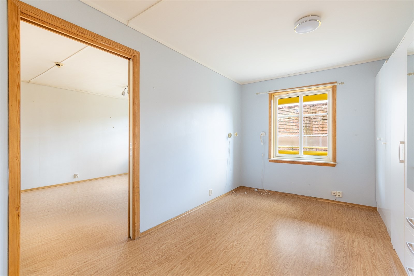 Soverommet er av god størrelse og har adkomst fra stuen via skyvedør. Her er det fin plass til soveromsmøblement. Galleribilde