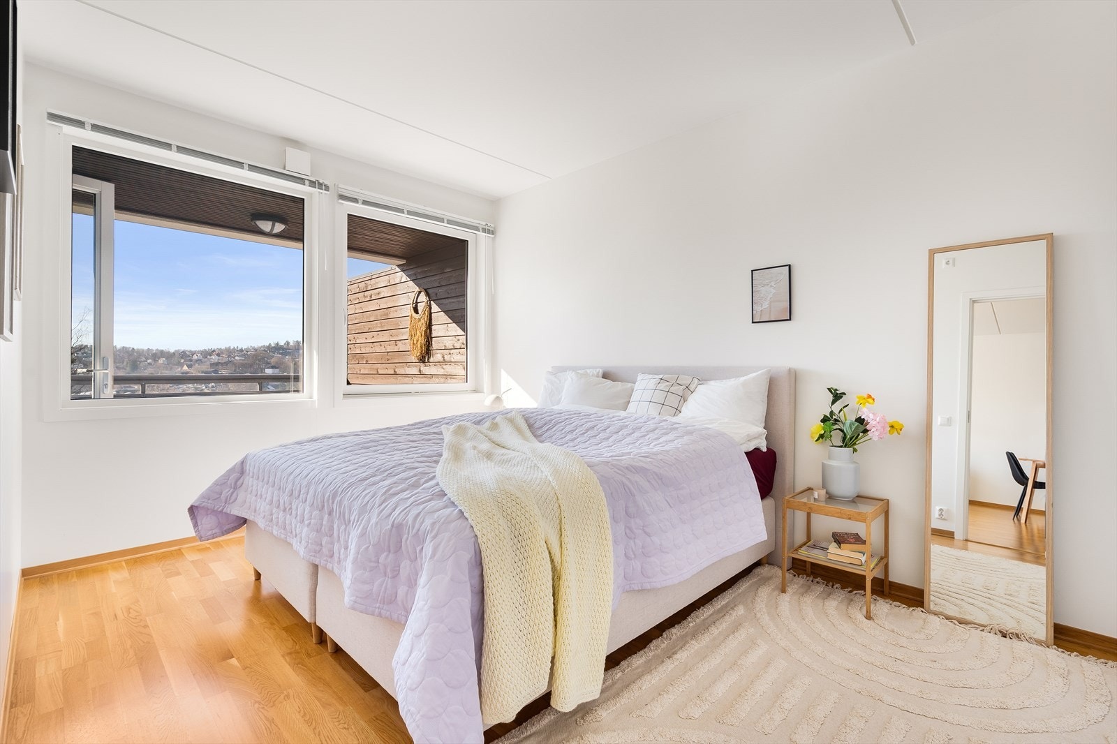 Hovedsoverommet er romslig med god plass til dobbeltseng med tilhørende nattbord og garderobeskap. Galleribilde