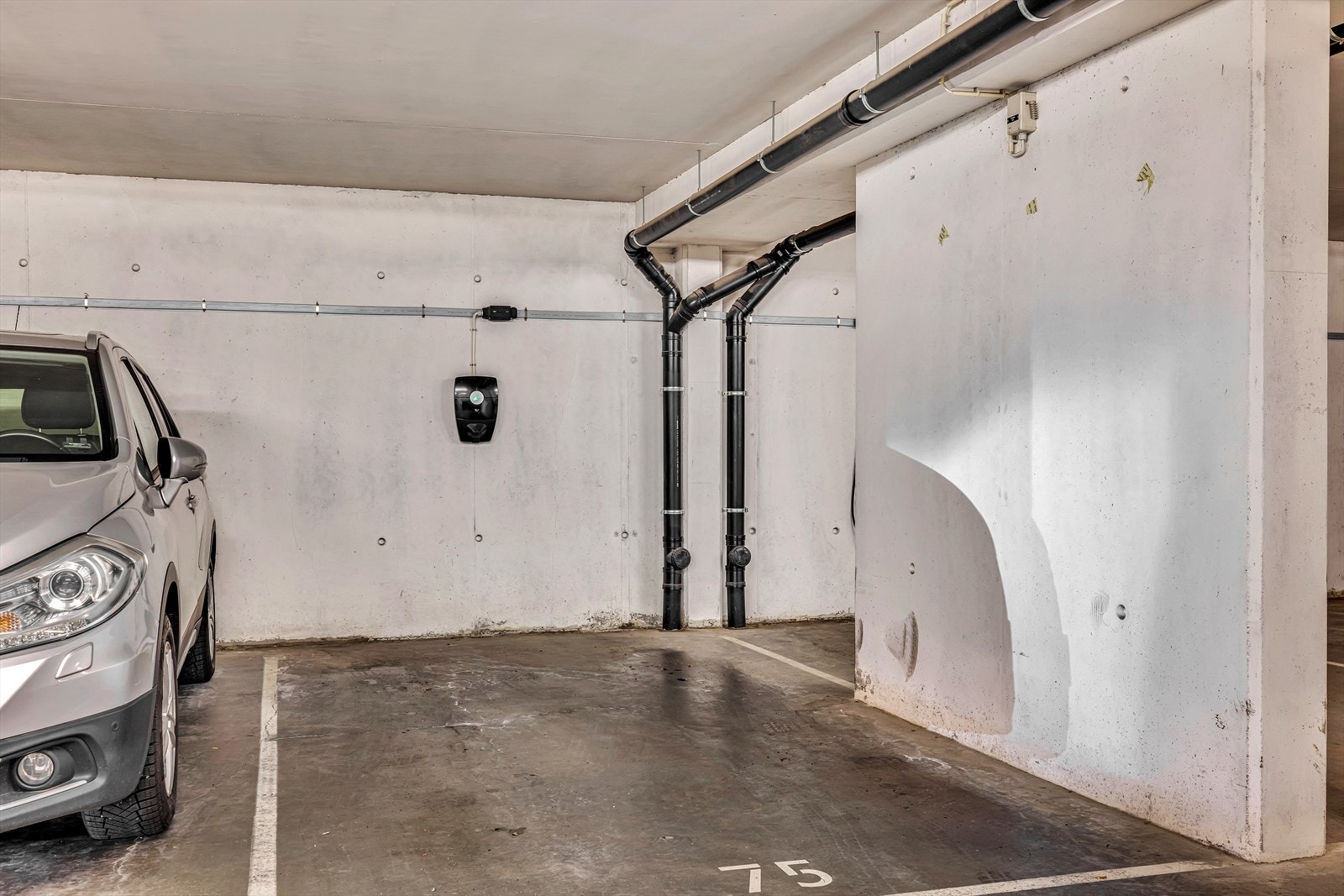 Det medfølger også en garasjeplass med elbil-lader i felles anlegg med direkte heisadkomst. Galleribilde