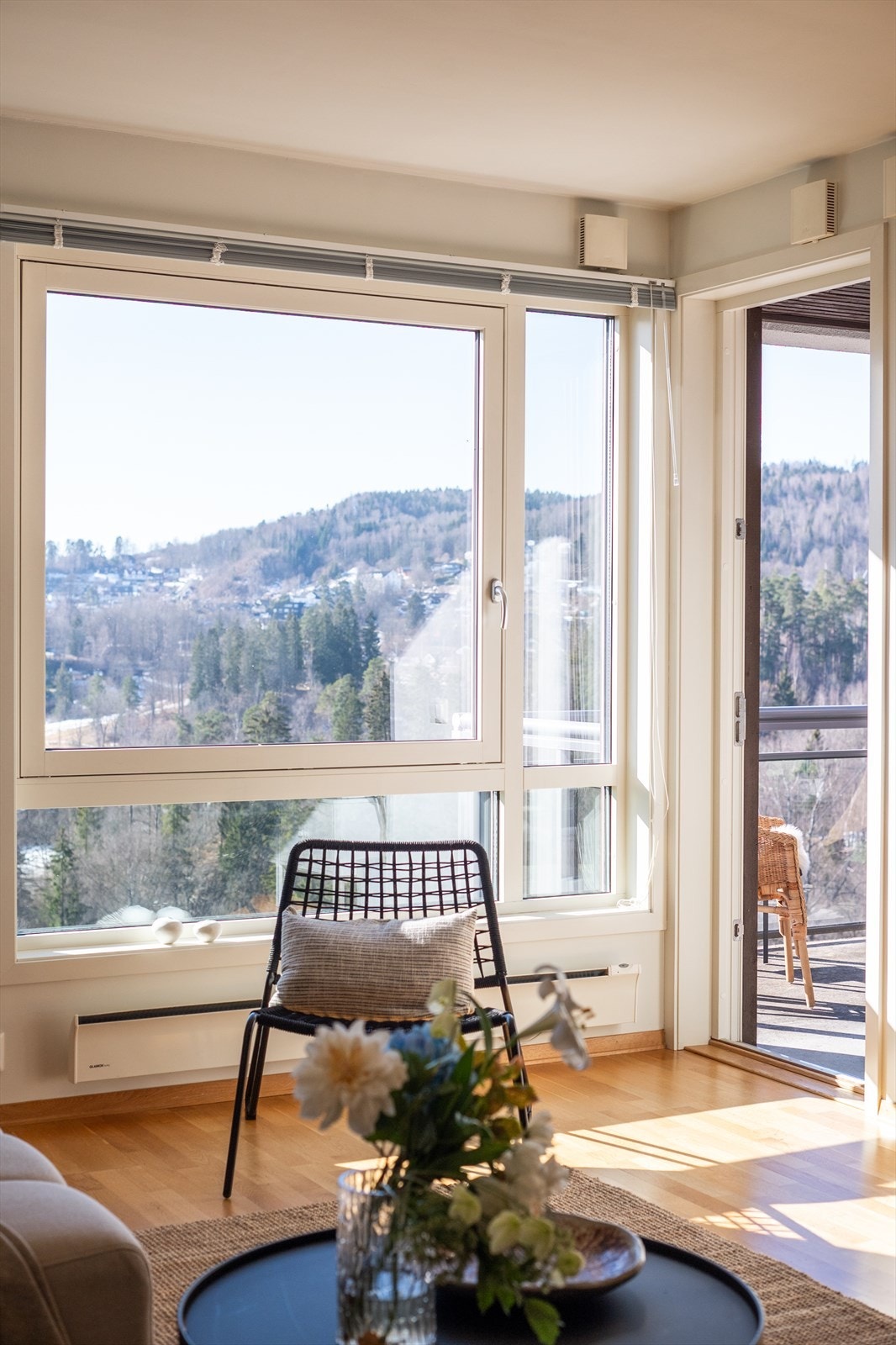 Fra stuen er det utgang til herlig sydvendt balkong på 9 kvm. Galleribilde