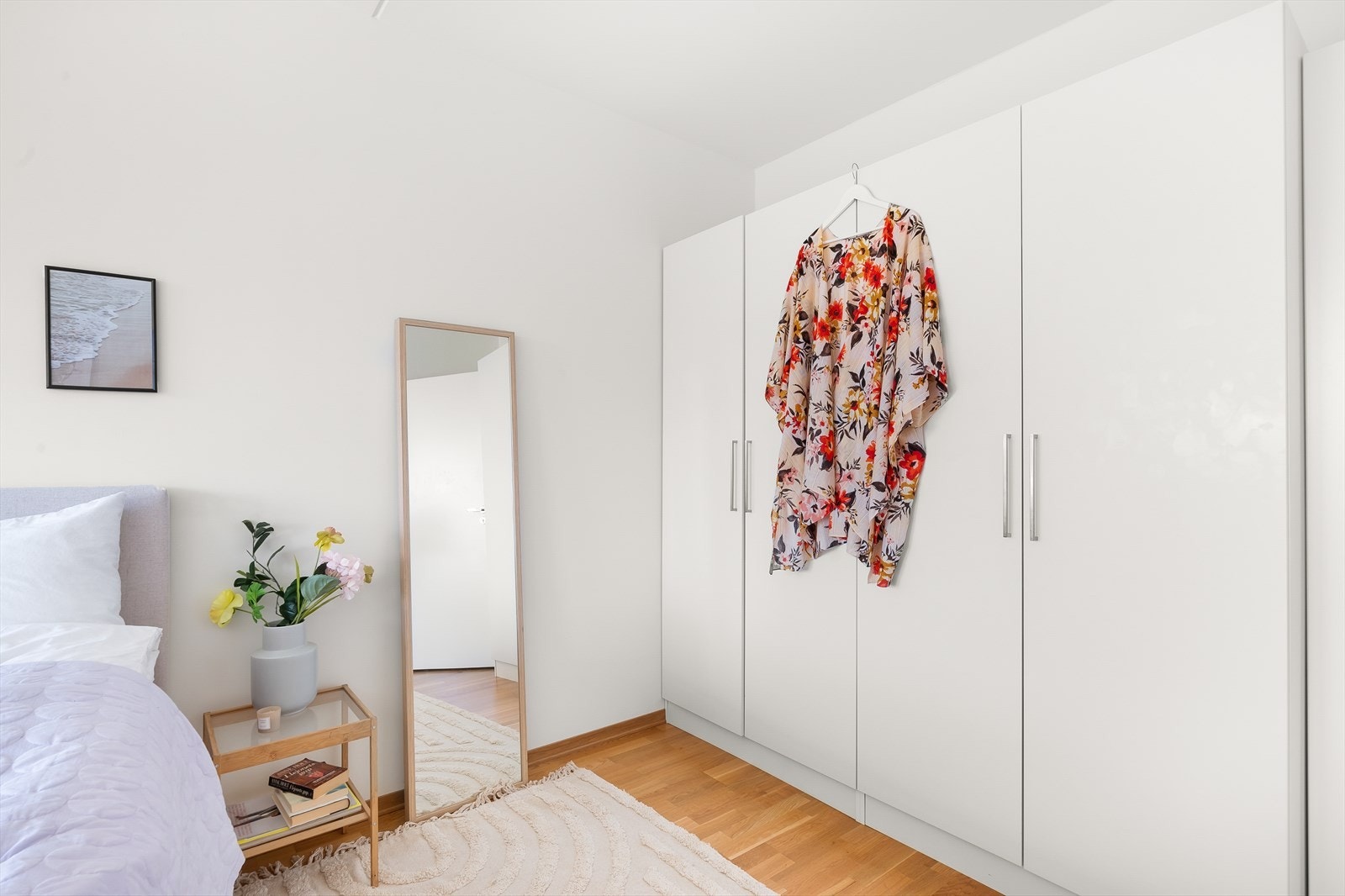 Det er godt med oppbevaringsplass i medfølgende garderobeskap. Galleribilde