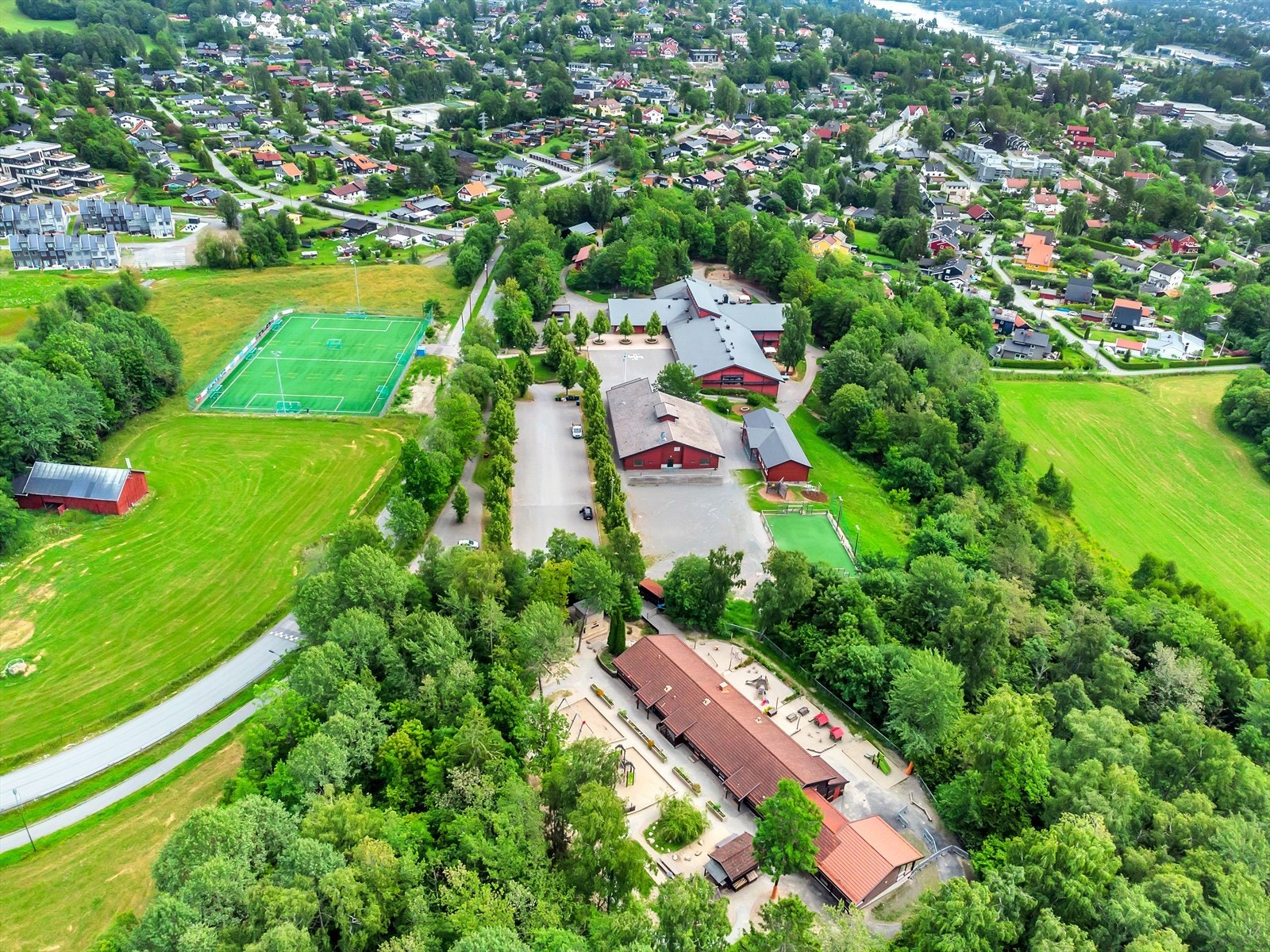 Det er gangavstand fra leiligheten til Billingstad skole, som har flotte lekeområder og en herlig idrettspark Galleribilde