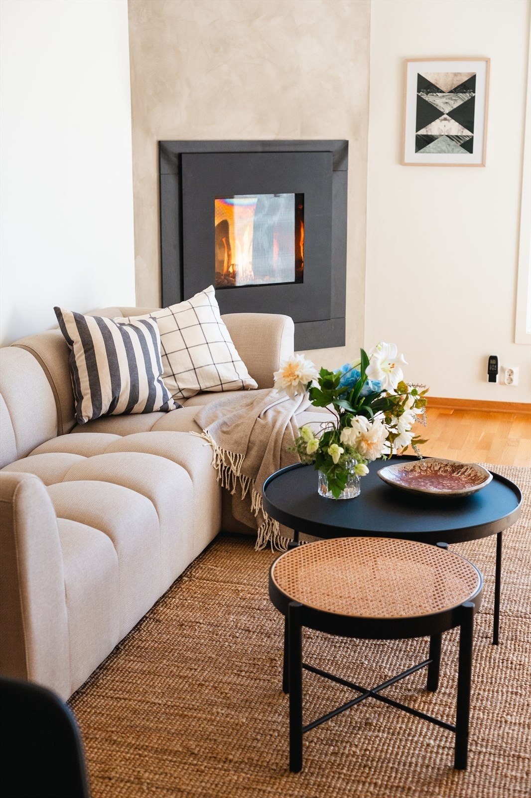 I hjørnet av stuen er det koselig gasspeis som varmer godt på kalde dager. Galleribilde