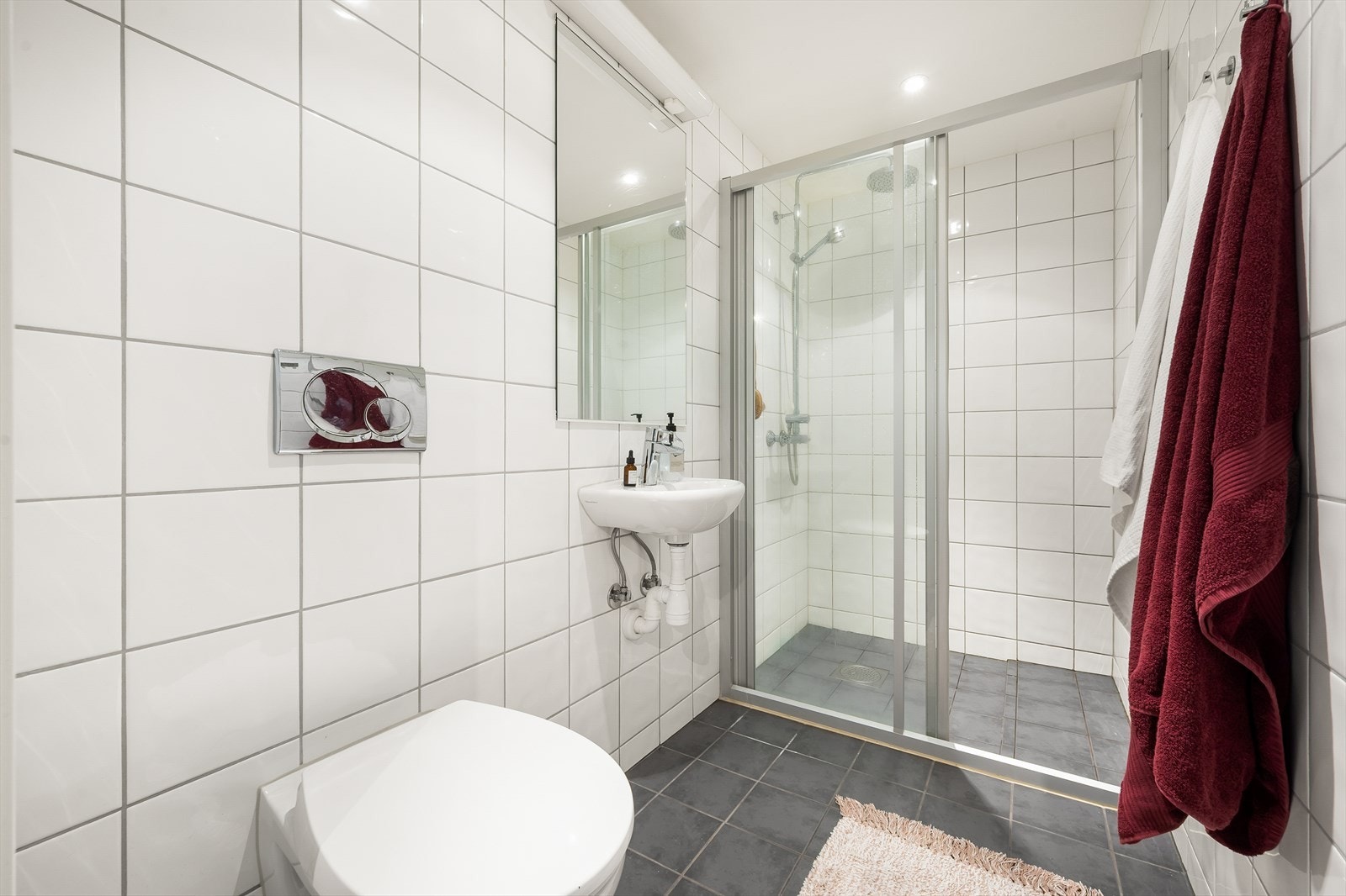 Det andre badet har vannklosett, servant og dusjsone. Galleribilde