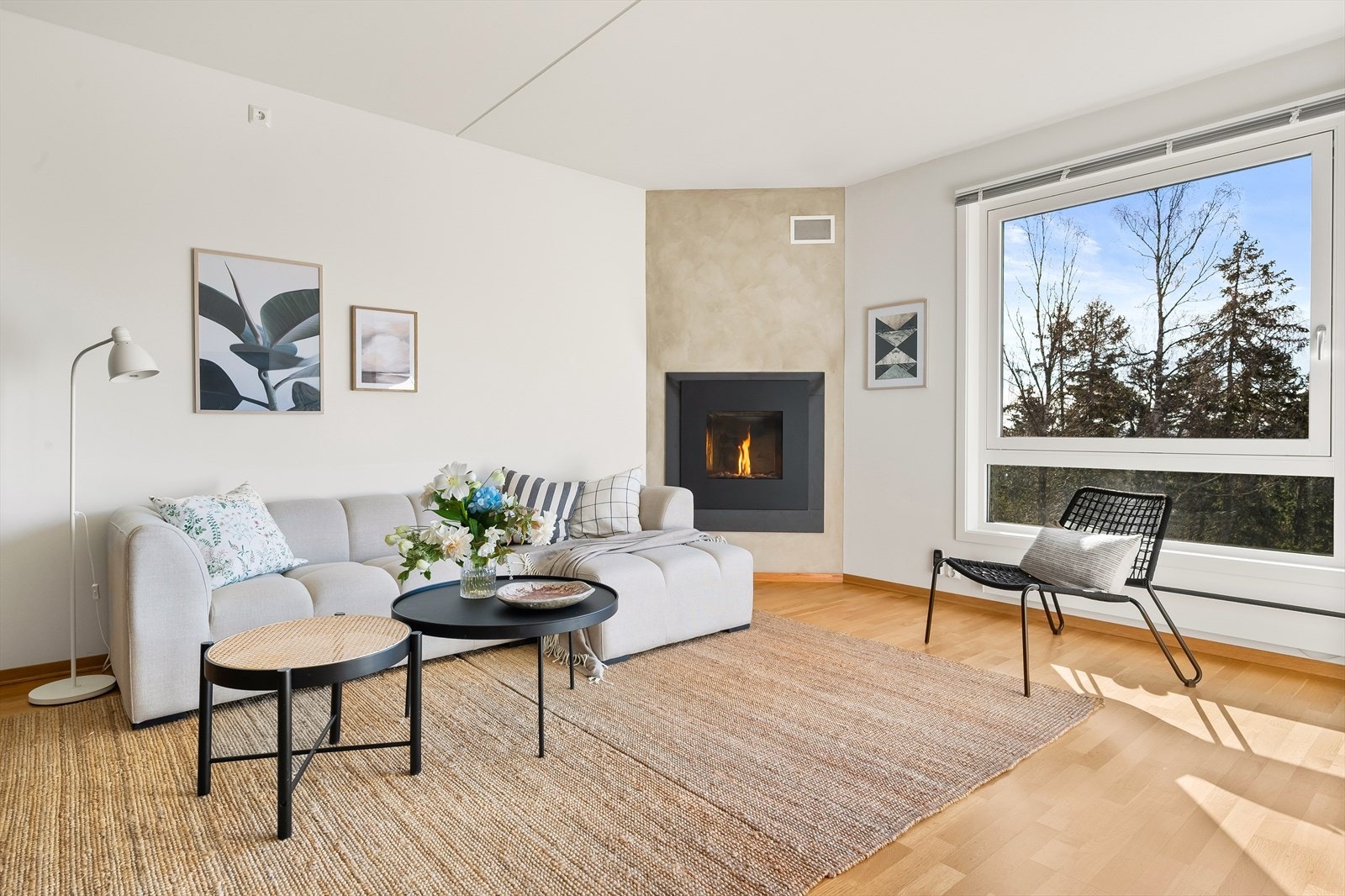 Store vindusflater som gir en flott naturlig lysinnslipp i boligen. Galleribilde