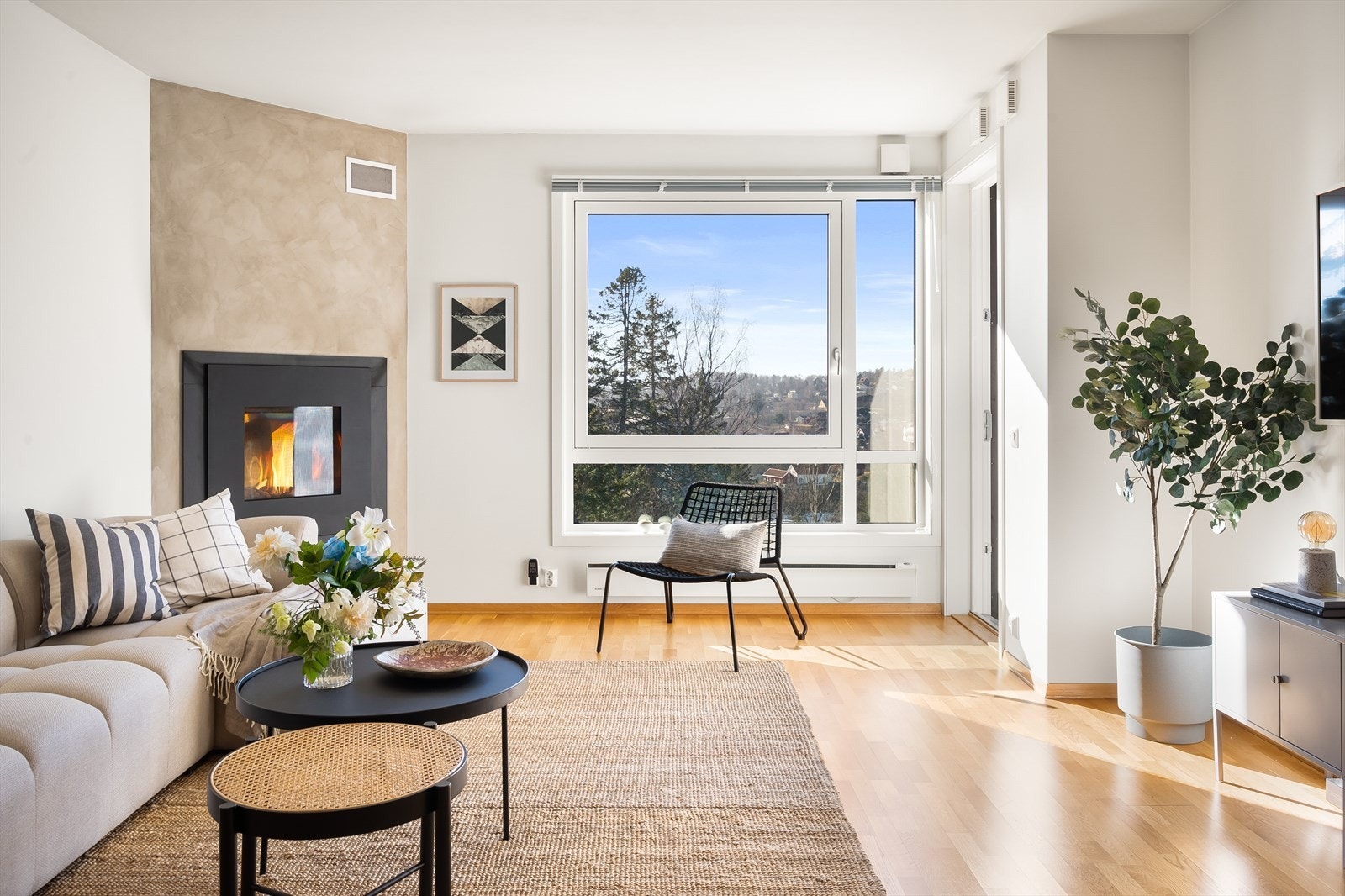 En lys og gjennomgående 3-roms med skjermet og rolig beliggenhet i hyggelige naturskjønne omgivelser. Galleribilde