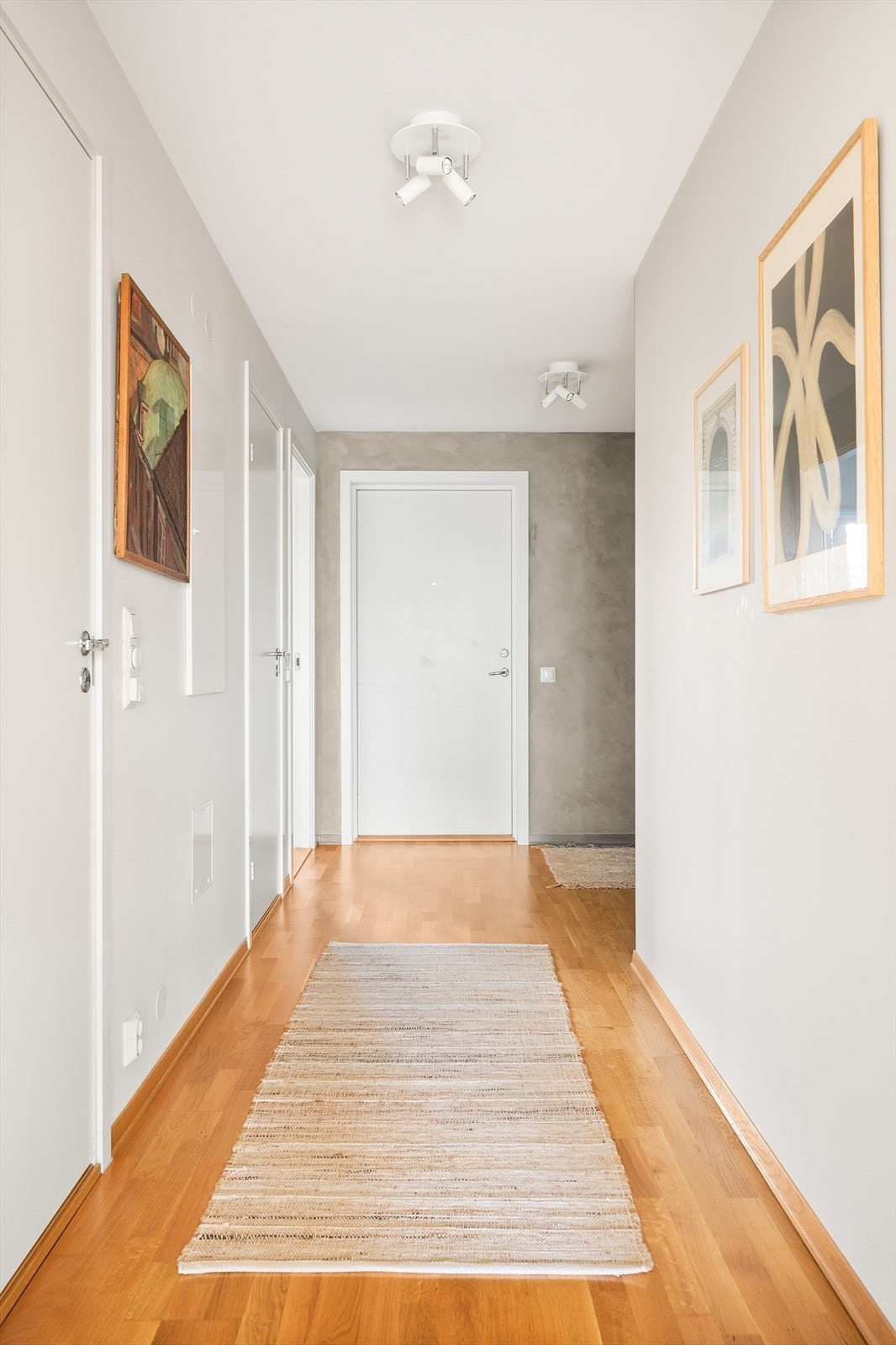 Leiligheten har enkel adkomst med heis rett ned til garasjeplass, og en innbydende entré som gir et godt førsteinntrykk av boligen. Galleribilde