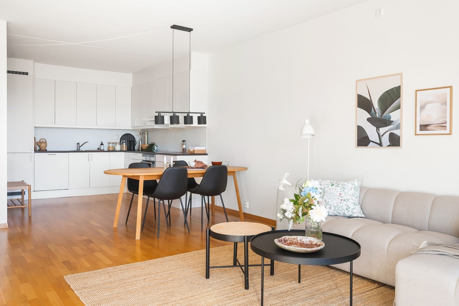 Stuen har lysmalte overflater, og pene gulv, hvilket gjør det enkelt å innrede. Galleribilde