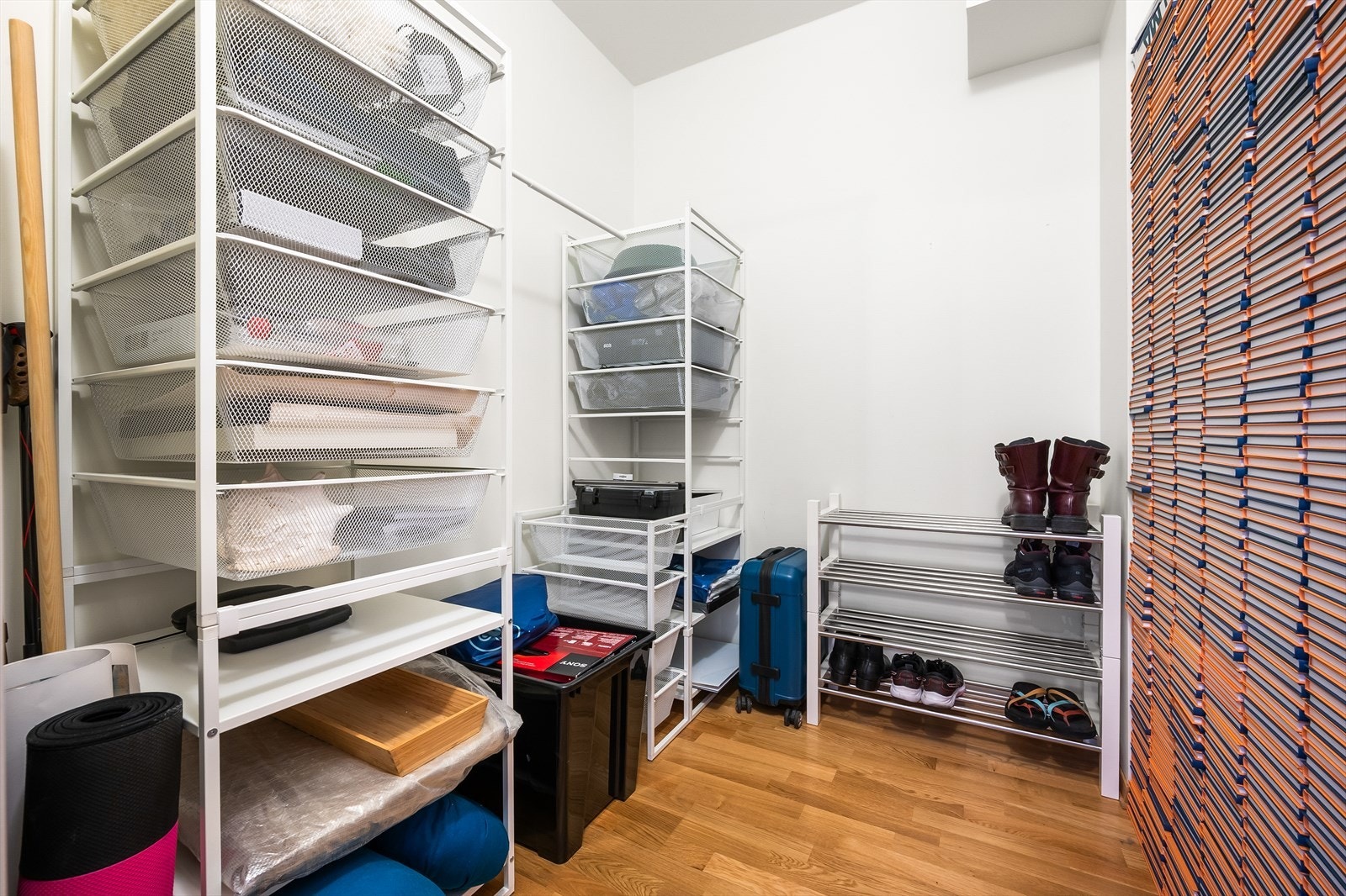 I tilknytning til entréen er det praktisk innvendig bod som gir godt med oppbevaringsplass. Galleribilde