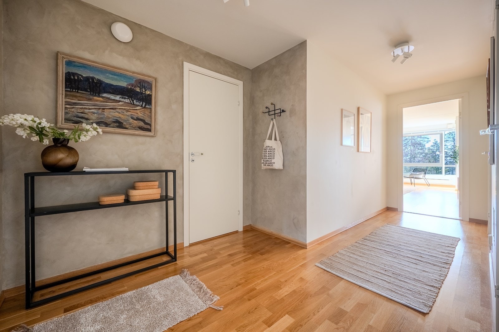 Entréen har god plass for oppheng av jakker og oppstilling av sko. Galleribilde