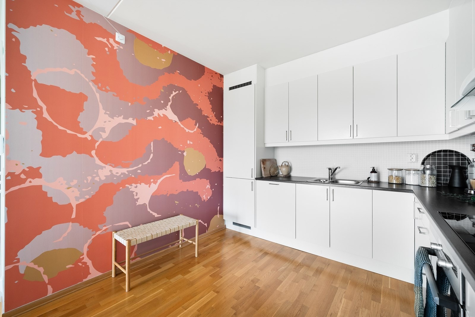 Kjøkkenet byr på rikelig med skap- og benkeplass for oppbevaring og matlaging. Galleribilde