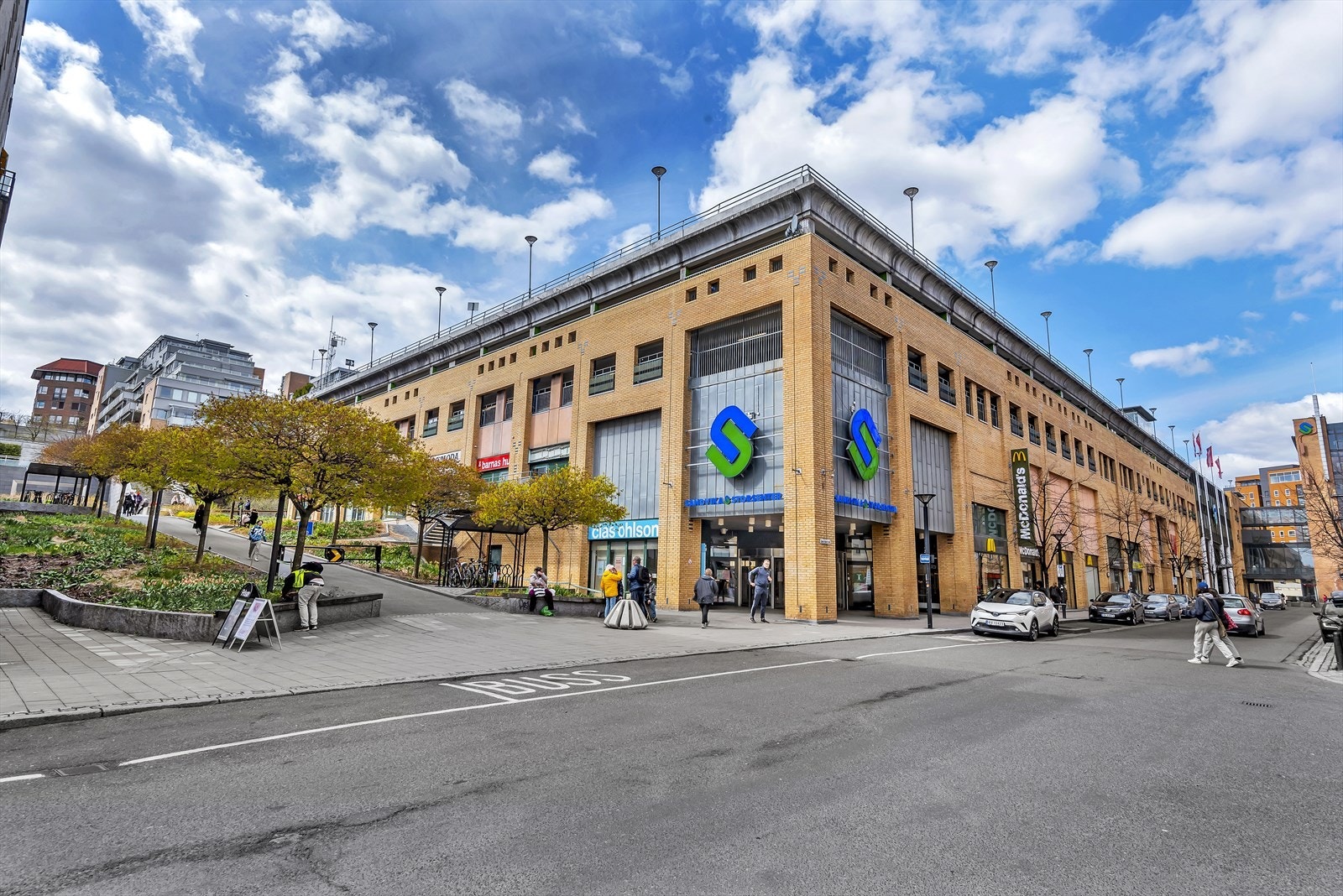 Sandvika sentrum ligger en liten kjøretur unna leiligheten og har et rikt utvalg av restauranter, kino, kulturhus og kjøpesenter Galleribilde