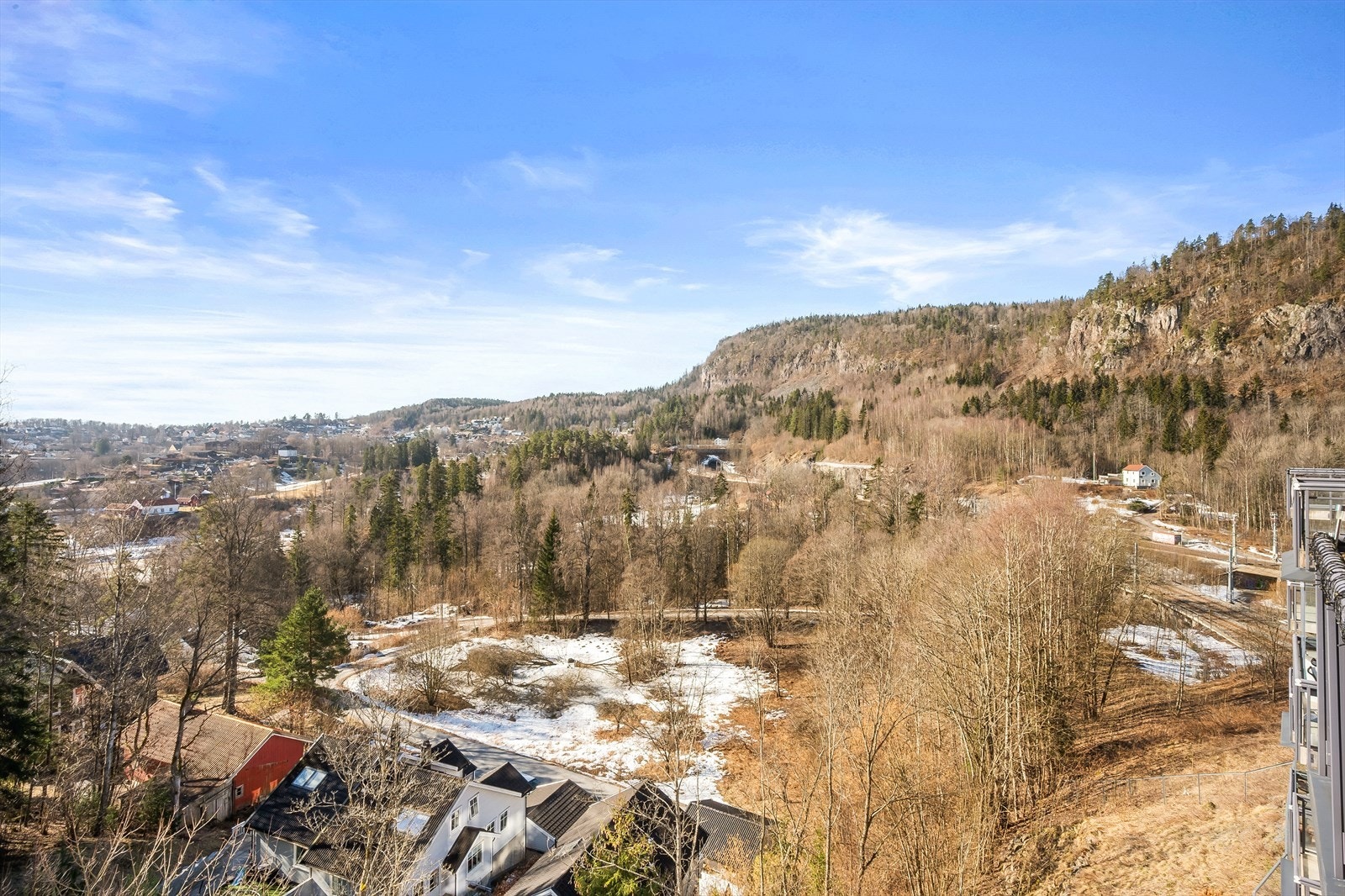 Balkongen vender ut mot naturskjønne omgivelser og byr på flott utsikt. Galleribilde