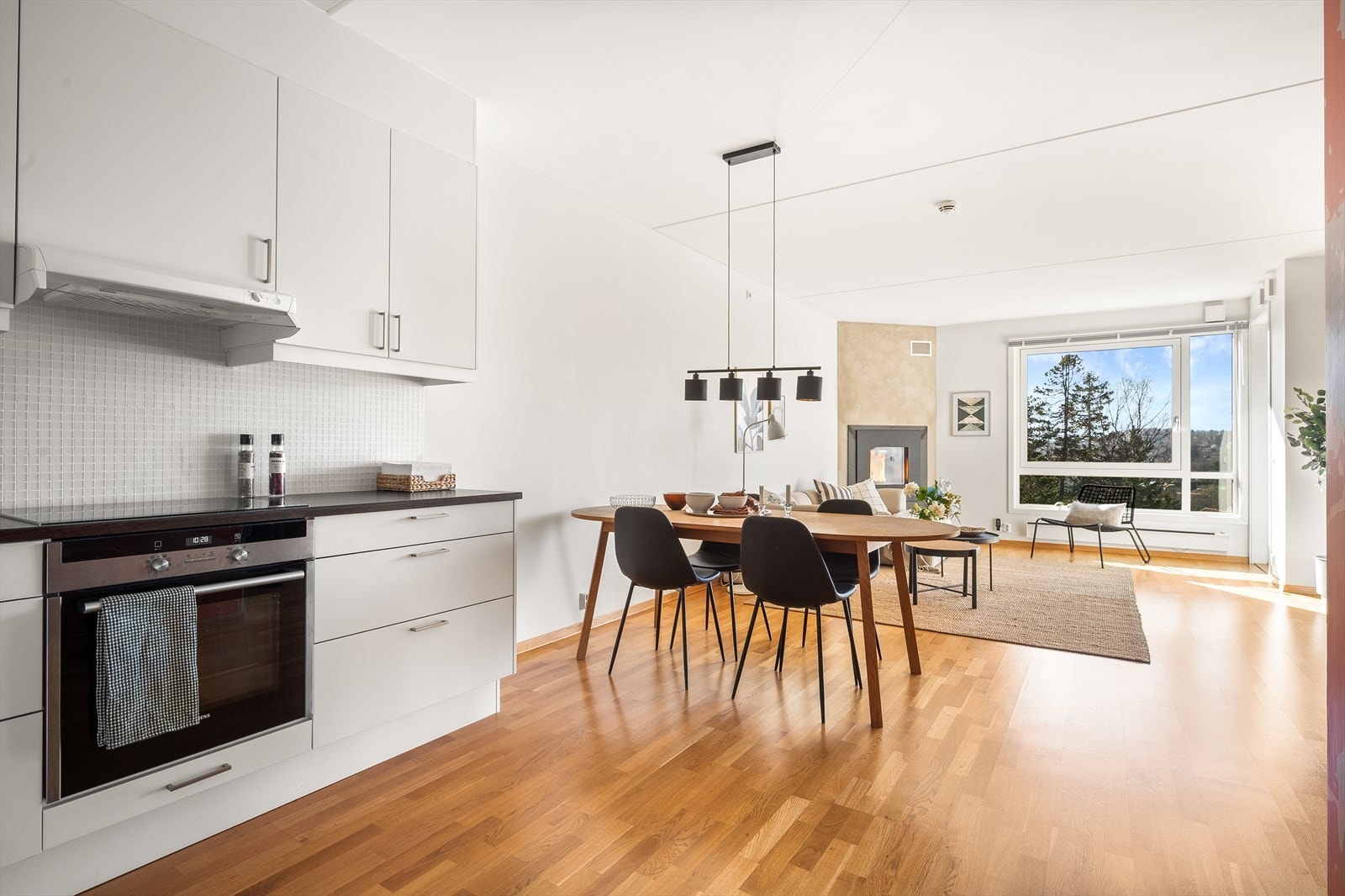 Det er gode møbleringsmuligheter for sofagruppe, spisebord og annet møblement. Galleribilde