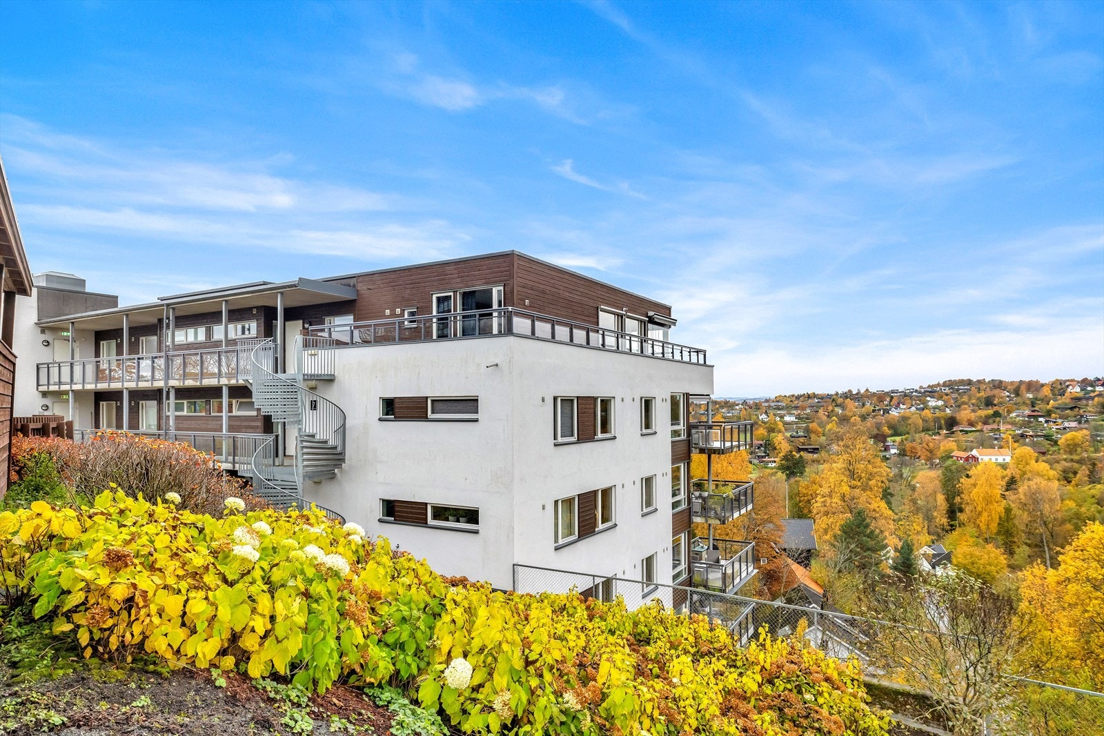 Her bor du godt til i landlige og rolige omgivelser, med kort vei til butikker, turområder og kollektivtransport Galleribilde