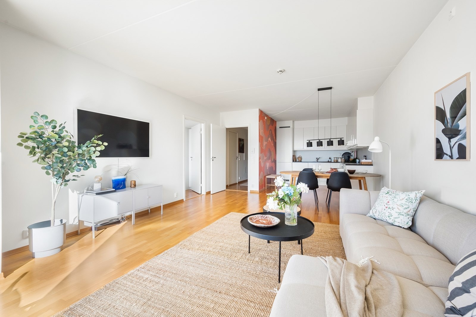 Leiligheten ligger i nyere bygg fra 2011 med gode fasiliteter som heis, garasjeplass og stor sydvendt balkong. Galleribilde