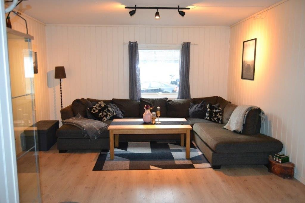 Stuen er romslig, plass til stor sofa Galleribilde
