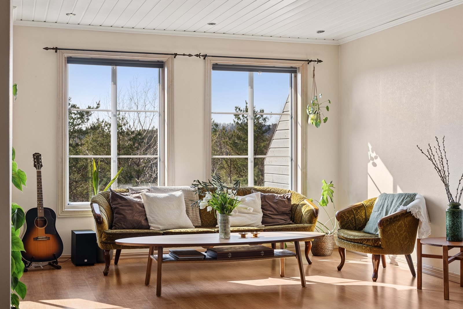 Usjenert utsikt fra vinduene i stuen og på kjøkkenet, som avgir rikelig med sol og varme inn i boligen. Galleribilde