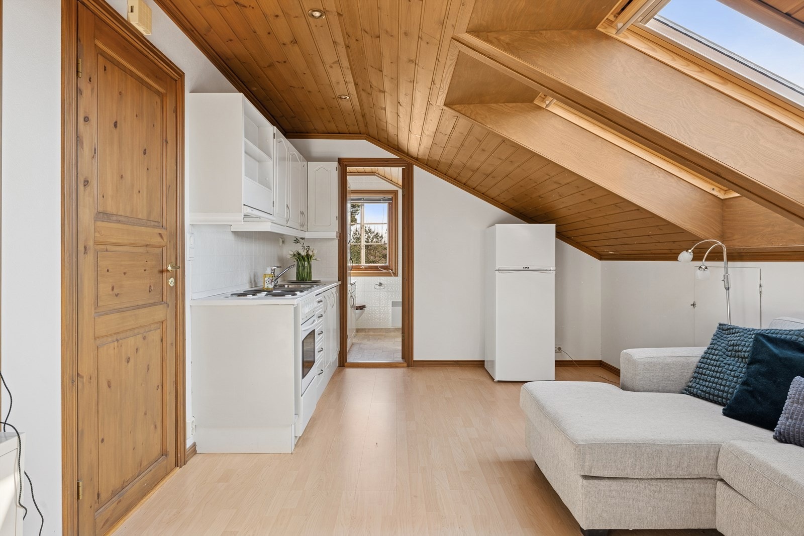 Kjøkken i 2. etasje. Store velux vinduer som gir rikelig med lys inn i rommet. Godkjent som soverom/bod i godkjente byggetegninger. Galleribilde