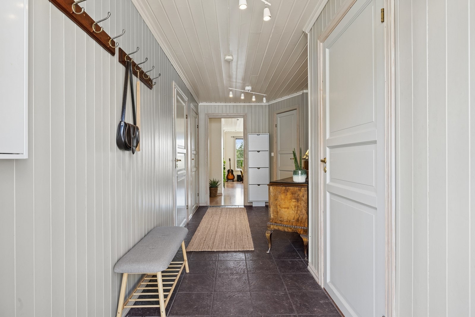 Velkommen inn i en romslig og praktisk gang med rikelig plass til oppheng av yttertøy og sko. Galleribilde