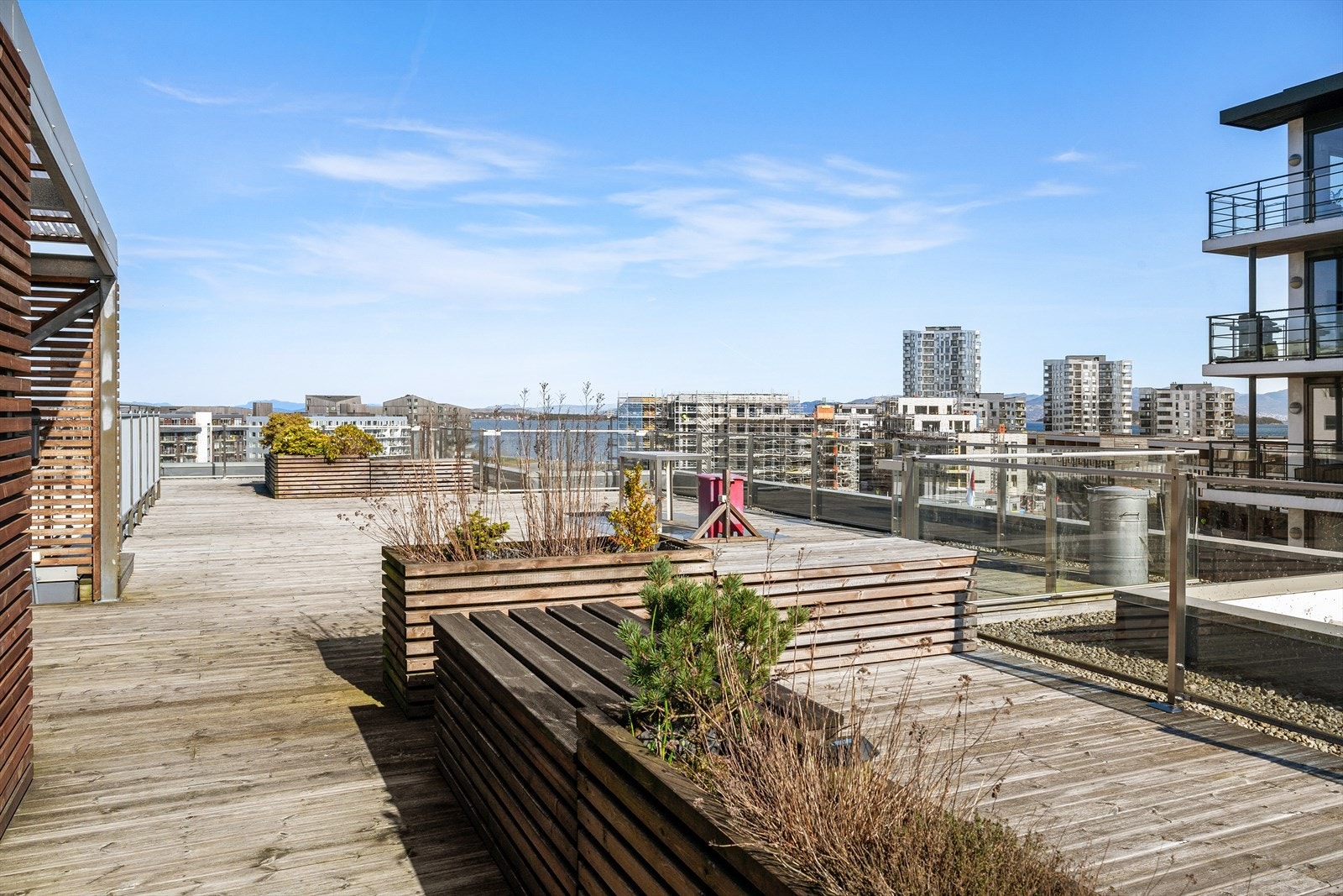 Leiligheten har tilgang til en felles takterrasse med gode solforhold hele dagen. Galleribilde