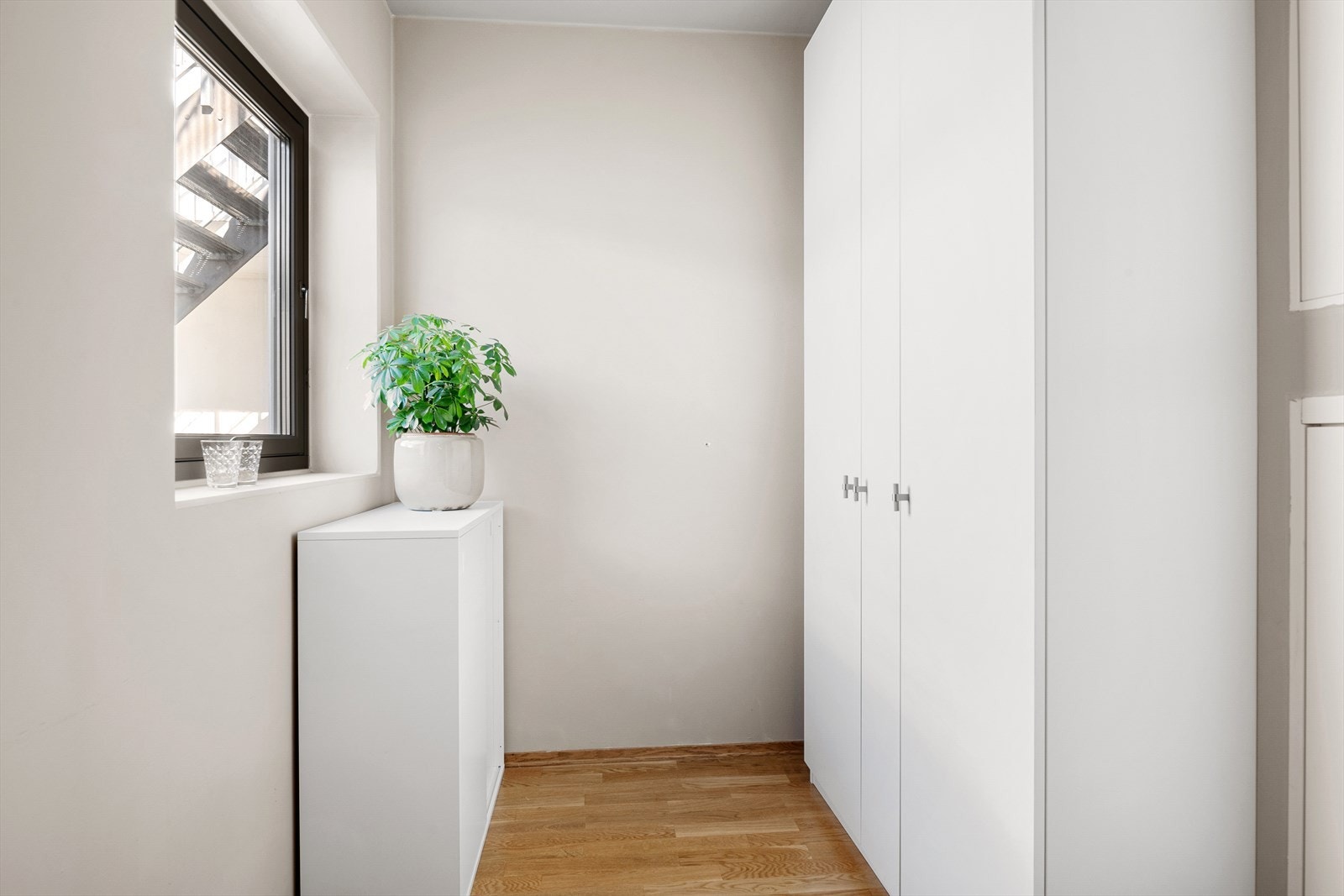 I tillegg er det en innvendig bod som kan benyttes som eksempelvis kontor, garderobe eller gjesterom. Galleribilde