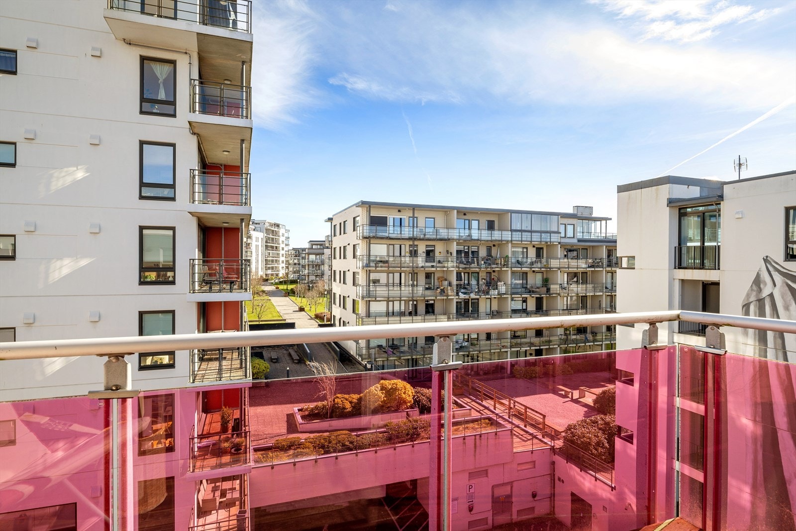 På balkongen er det plass til å møblere med stoler, et lite bord og planter, og man kan nyte solen fra morgen til ca 14:00 sommerstid. Galleribilde