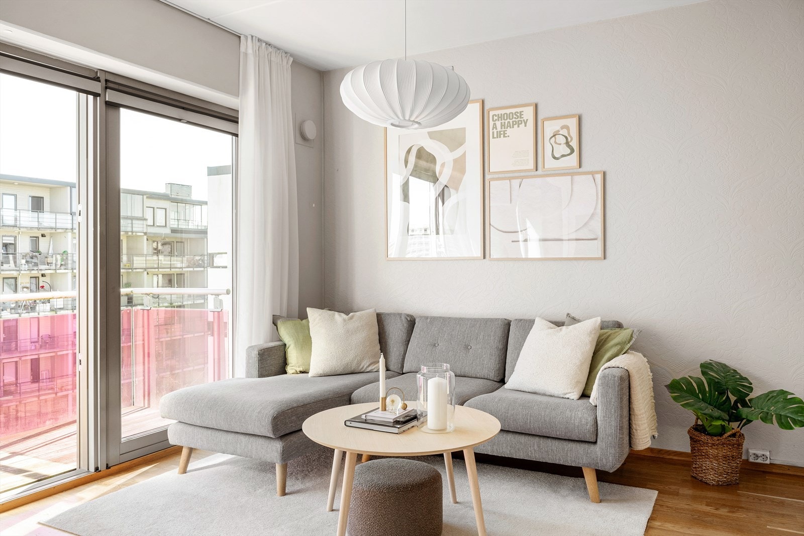 Leiligheten ligger i byggets øverste etasje og har utgang til en østvendt balkong. Galleribilde