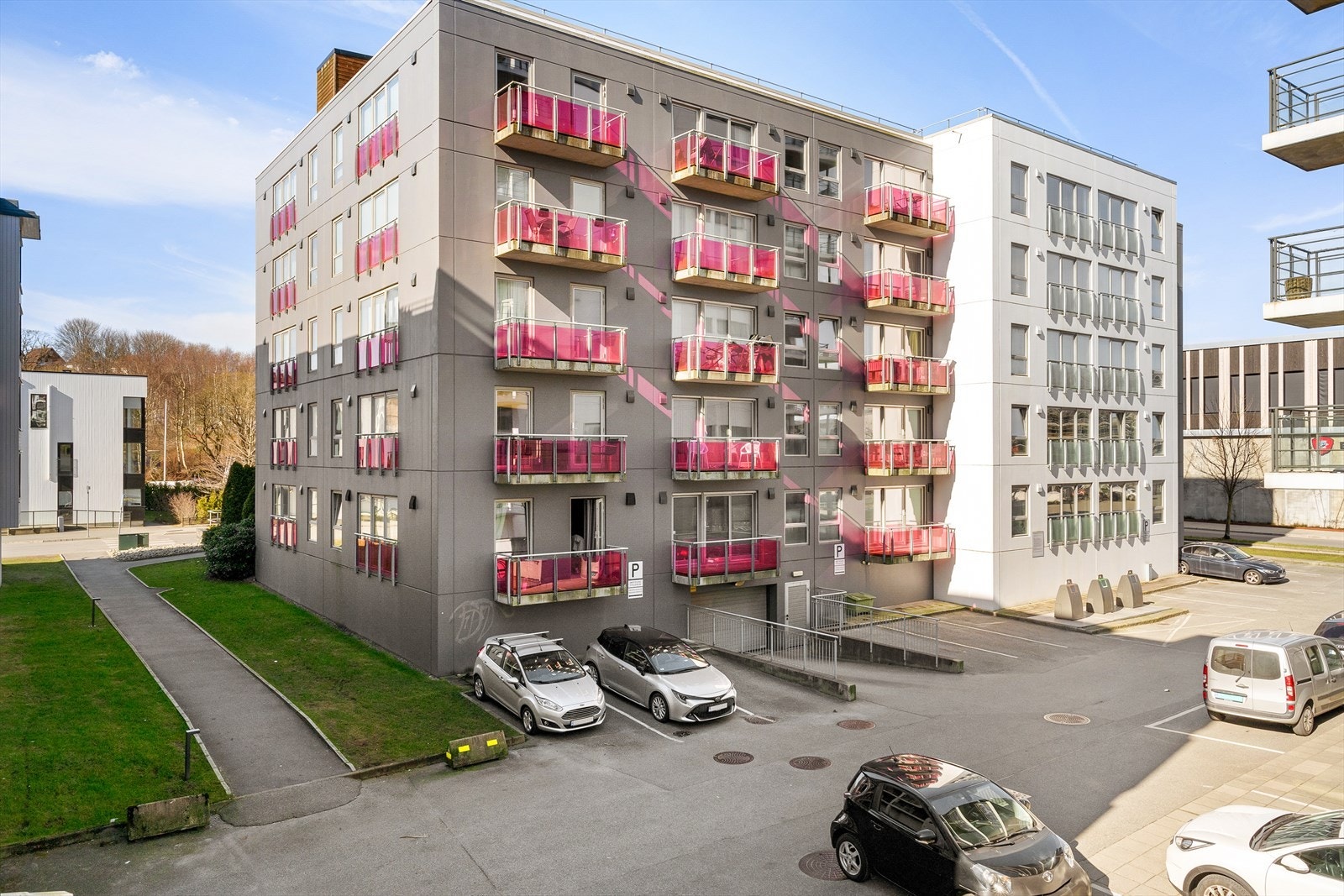 I nærområdet finnes dagligvarebutikker, kafeer, treningssentre og gode kollektivforbindelser. Galleribilde
