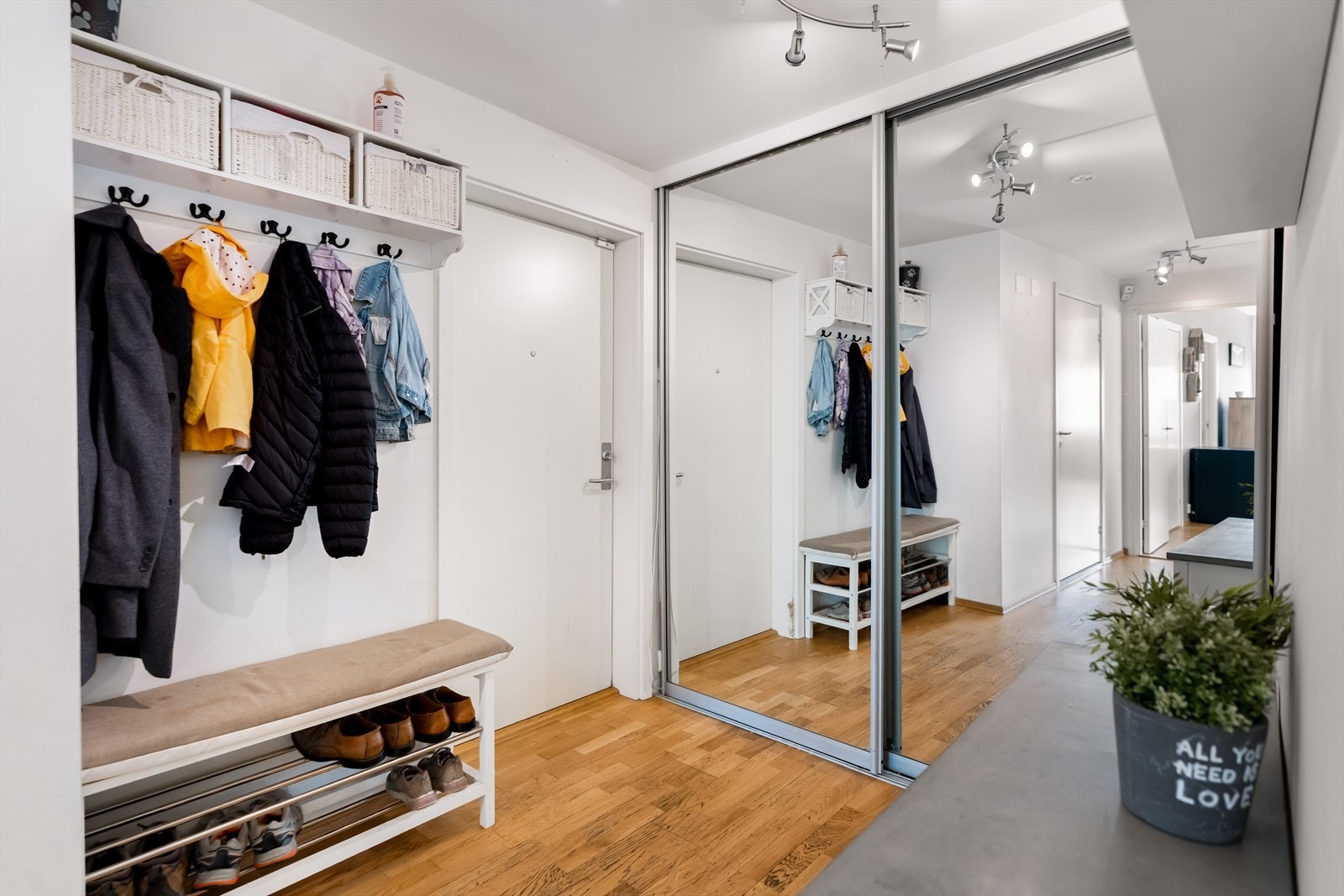 Entréen gir et svært godt førsteinntrykk av leiligheten, og det er montert en praktisk skyvedørsgarderobe med speilfronter. Galleribilde