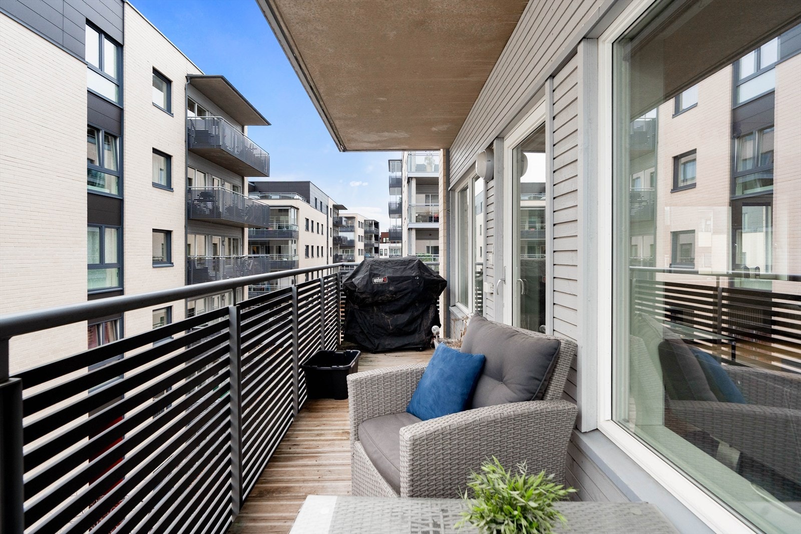 Balkongen blir som en forlengelse av stuen i sommerhalvåret. Galleribilde