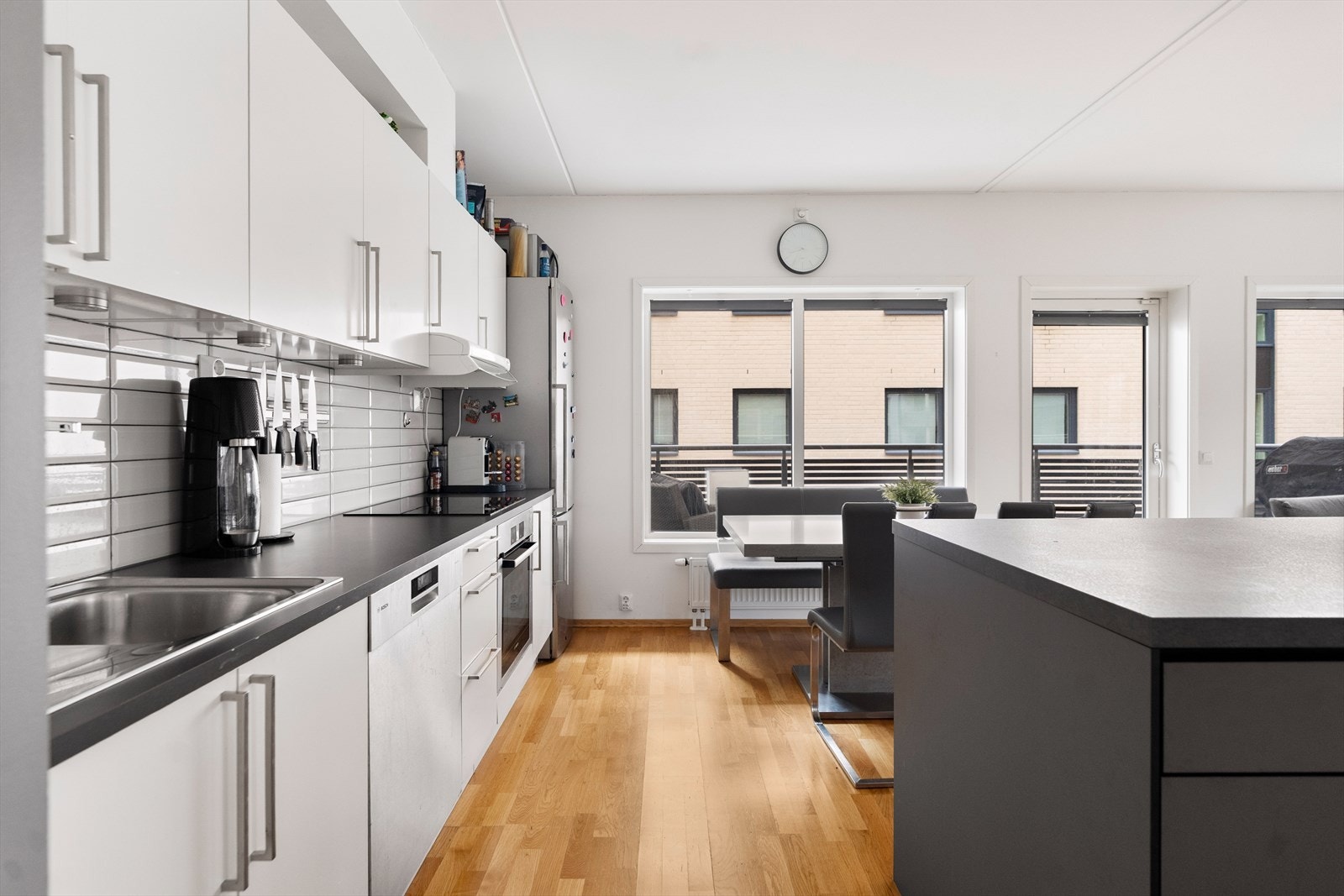 Kjøkkeninnredningen har skap med glatte, folierte fronter, samt laminat benkeplate med nedfelt kum i rusfritt stål. Galleribilde