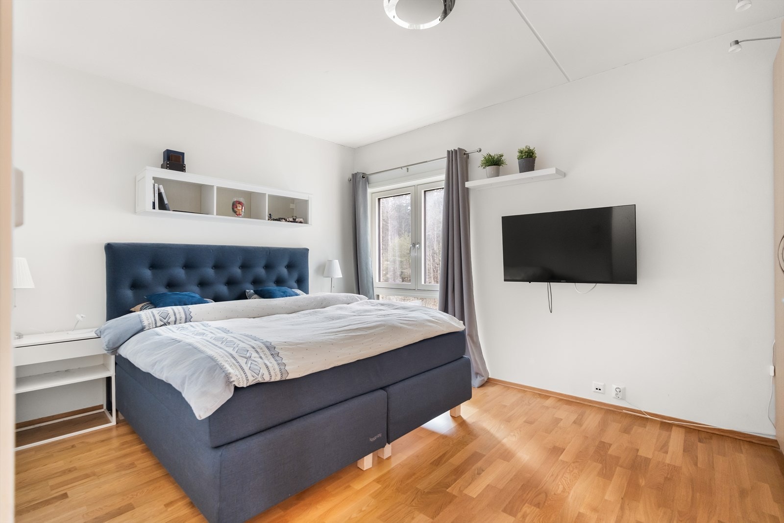 Boligen har to soverom. Hovedsoverommet har plass til dobbeltseng med tilhørende nattbord. Galleribilde