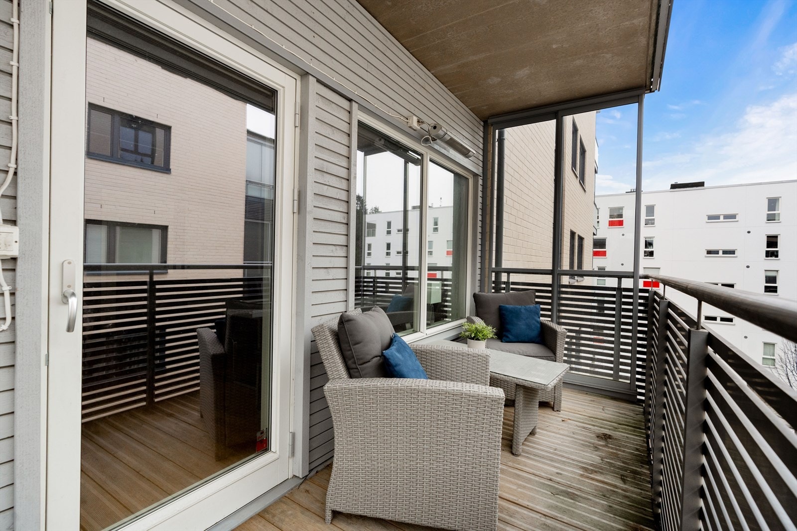 Balkongen har fint plass til utemøbler og gass-/elektrisk grill. Galleribilde