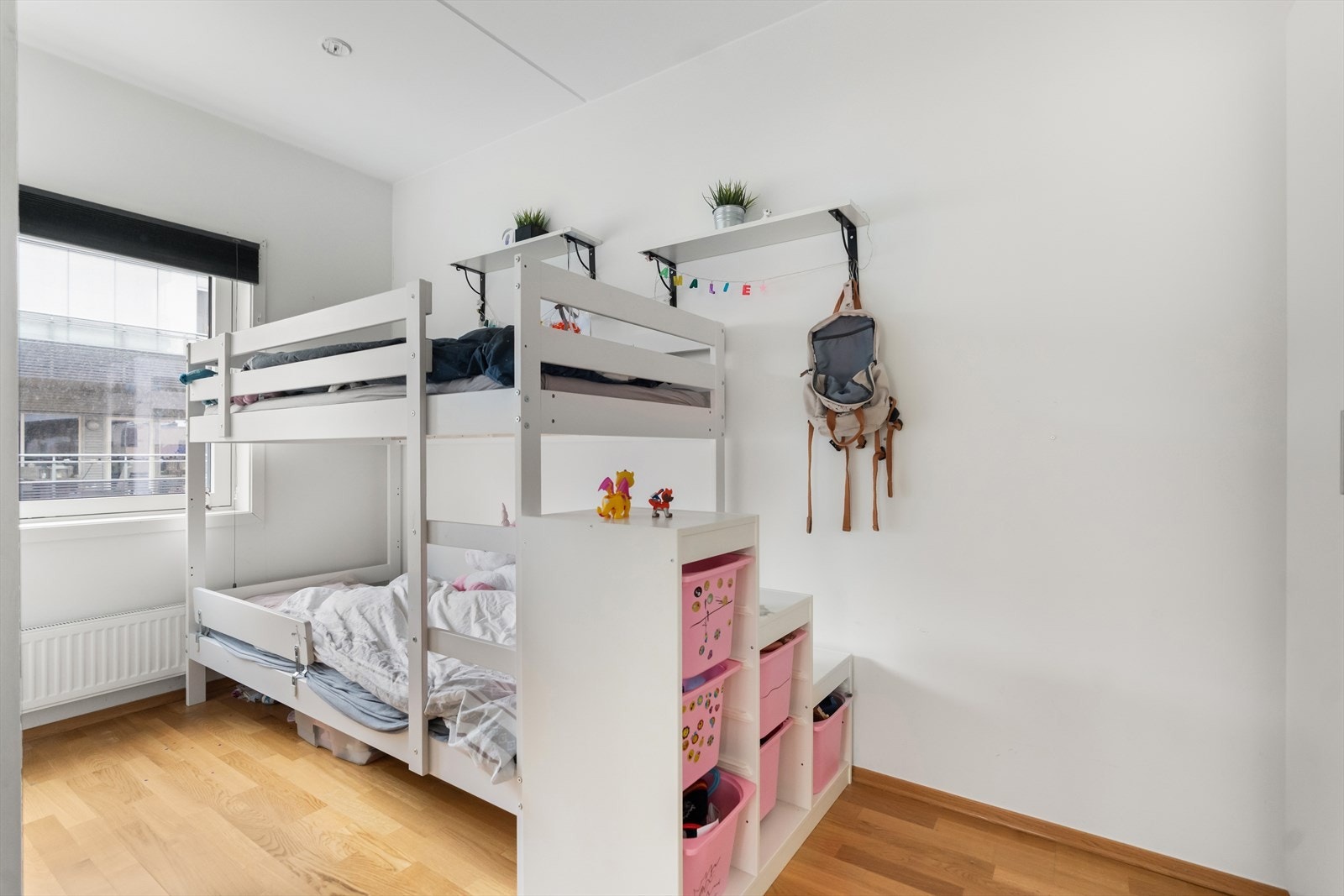 Soverom nr. 2 fungerer ypperlig som barnerom, gjesterom eller kontor - her er mulighetene mange. Rommet har plass til seng, nattbord, garderobeløsning og evt. skrivebord. Galleribilde