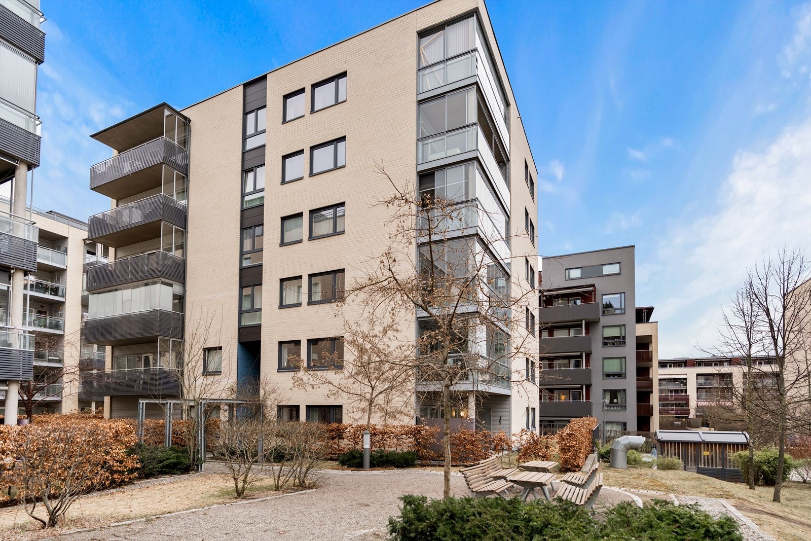 Dette er en innbydende og pen 3-roms på hjørnet av byggets 4. etasje. Galleribilde