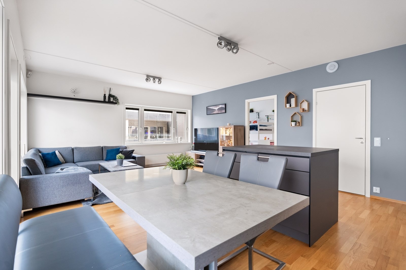Det er god plass til å møblere med sofa, spisebord og tilhørende møblement. Galleribilde