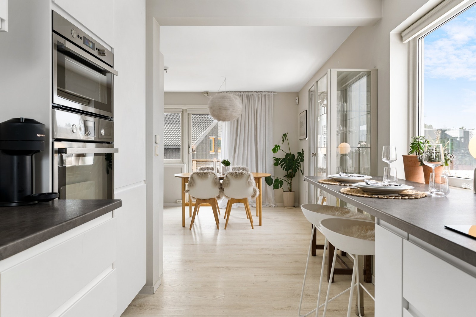 Integrert kombiskap, platetopp, oppvaskmaskin, stekeovn, ventilator og mikrobølgeovn. Galleribilde