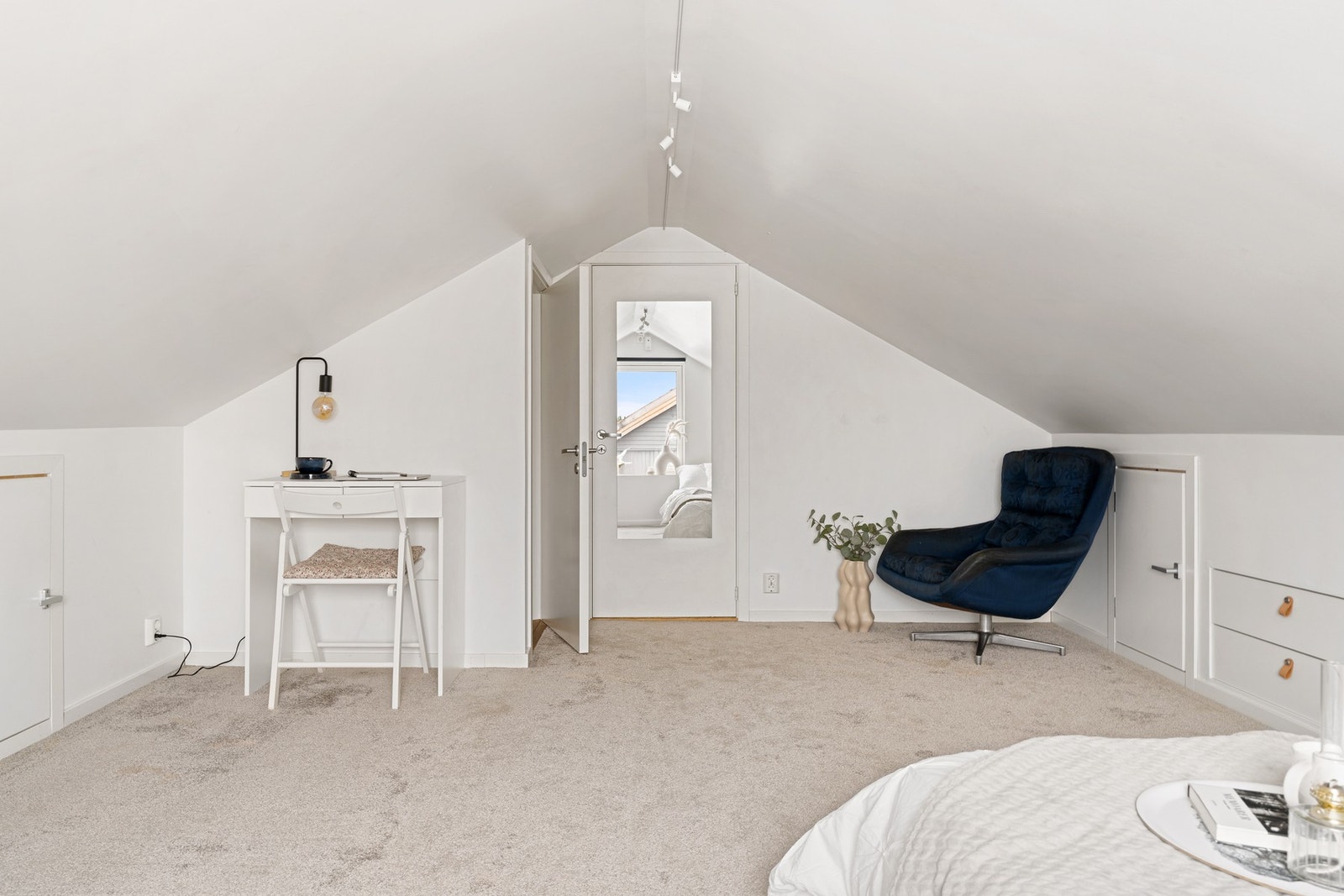Pent innredet loft med mange bruksmuligheter. Galleribilde