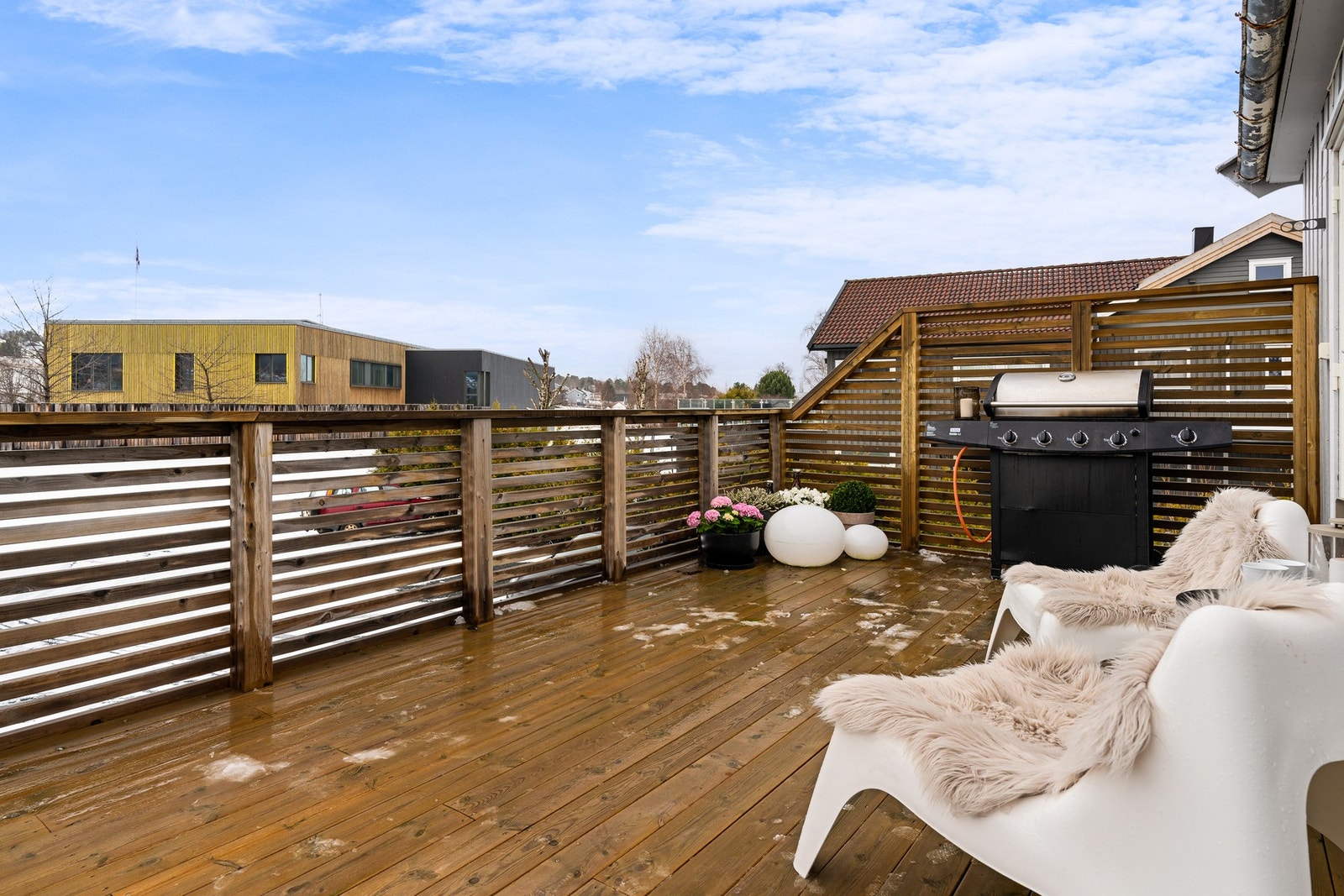 Stor veranda på hele 25,3 m². Verandaen nyter særdeles gode solforhold, med sol fra ca kl.10.00 - 22.00 sommers tid. Galleribilde