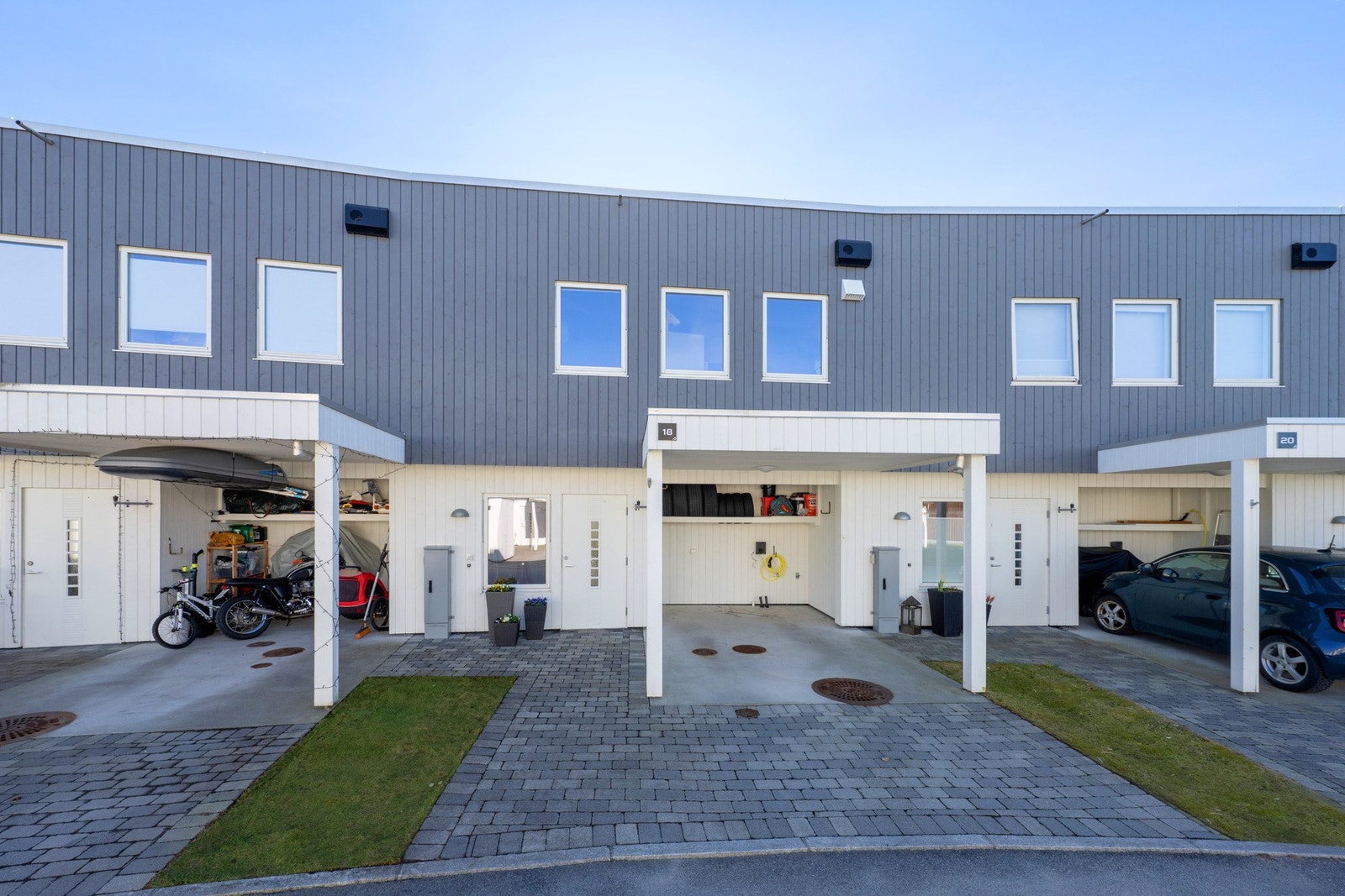Velkommen til Rinda 18! Kjekt rekkehus med carport rett med inngangen. Galleribilde