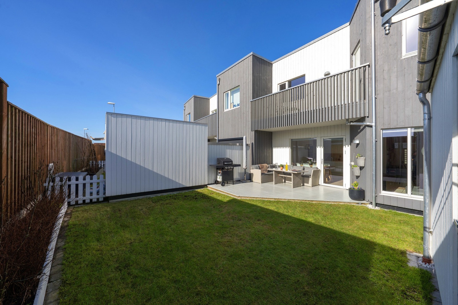Lettstelt hage. Galleribilde