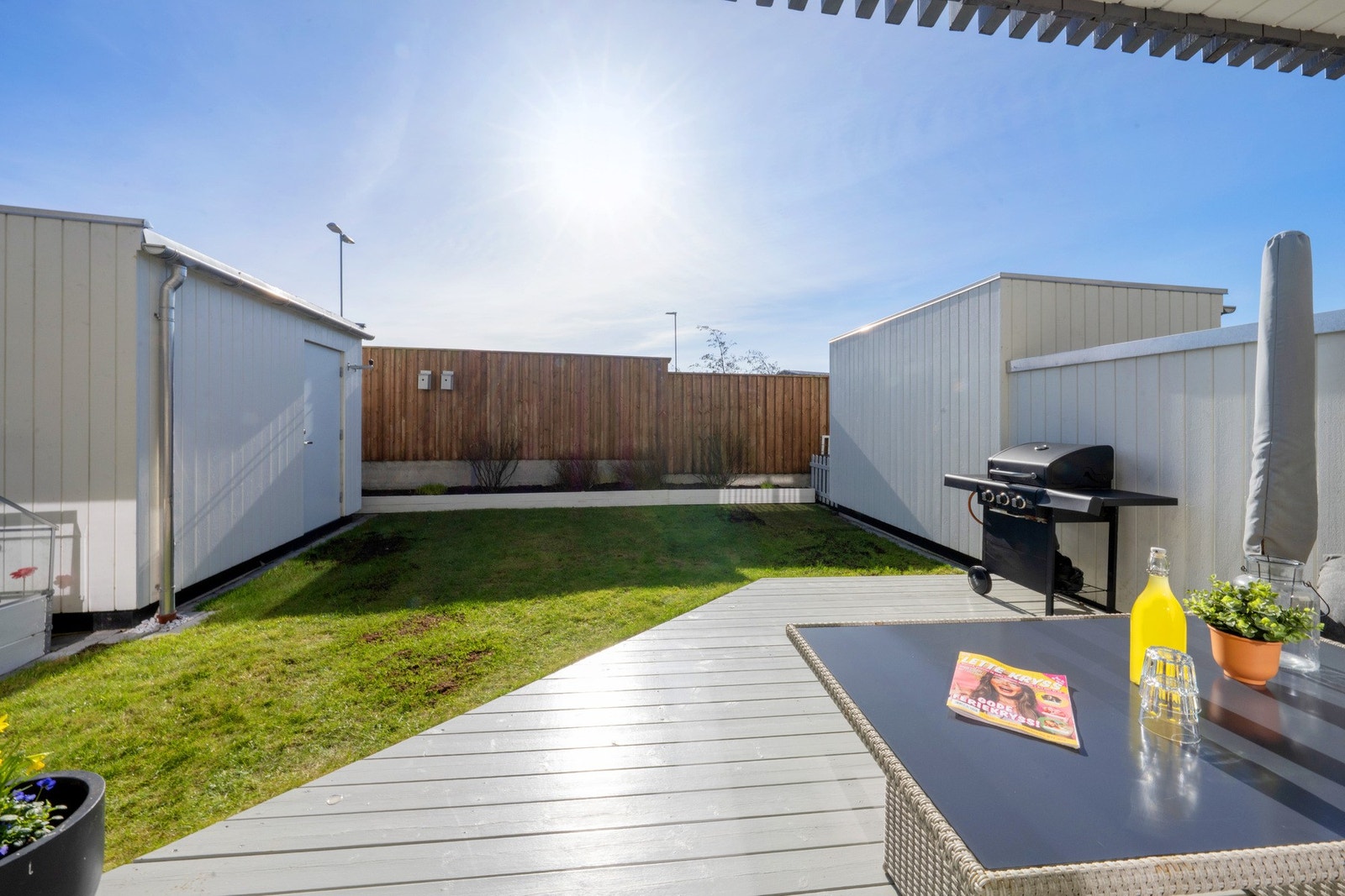 Flott terrasse med avskjermet hage. Galleribilde